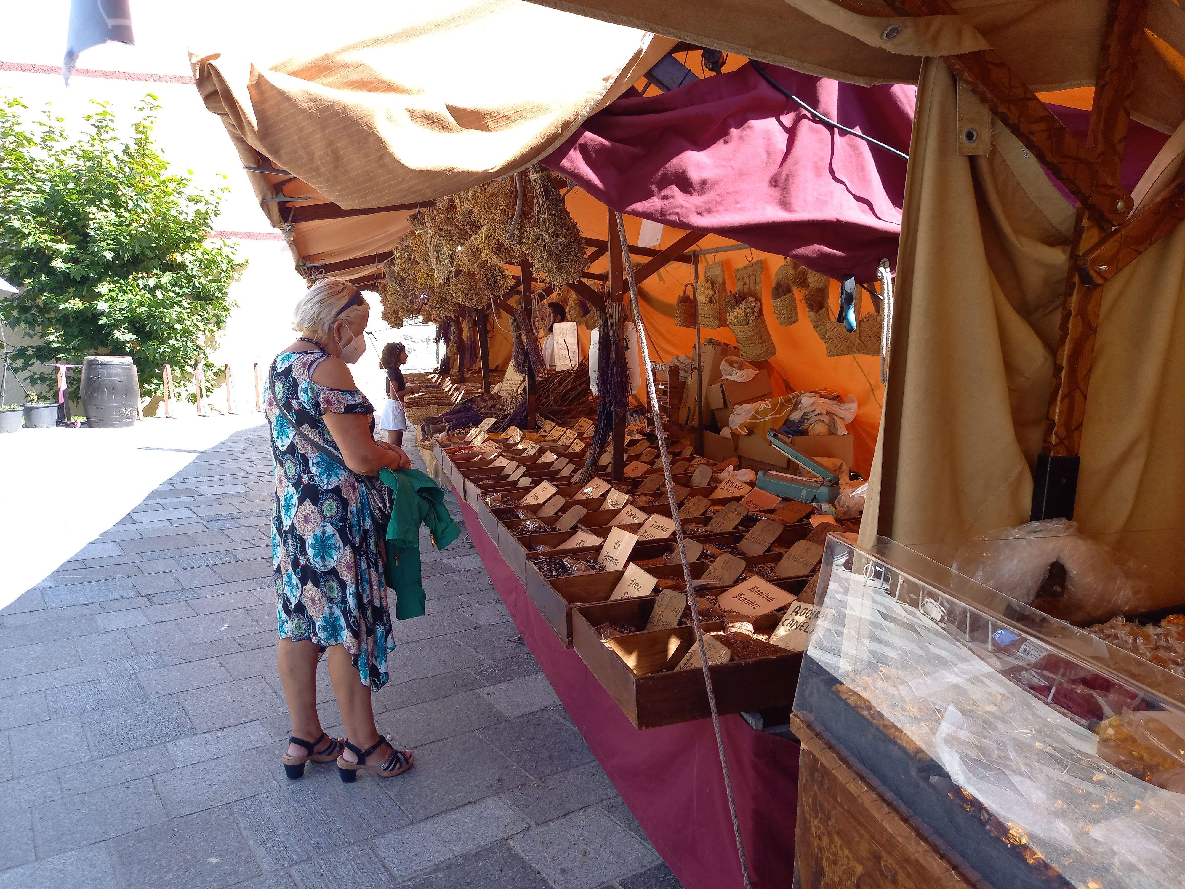 Una dona mira els productes exposats a una de les parades del mercat.