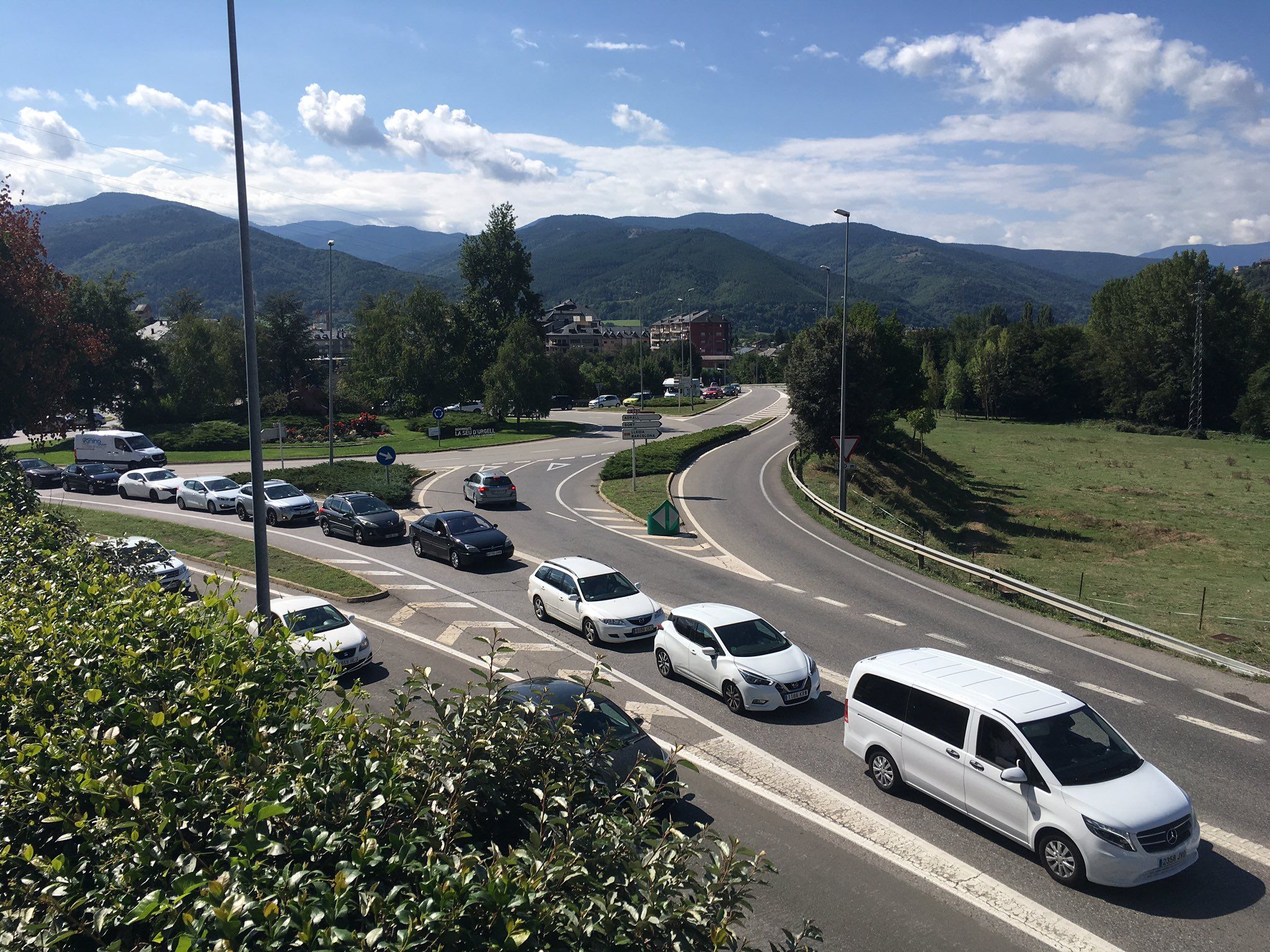 Cotxes fen cua a la rotonda de la Seu d'Urgell.
