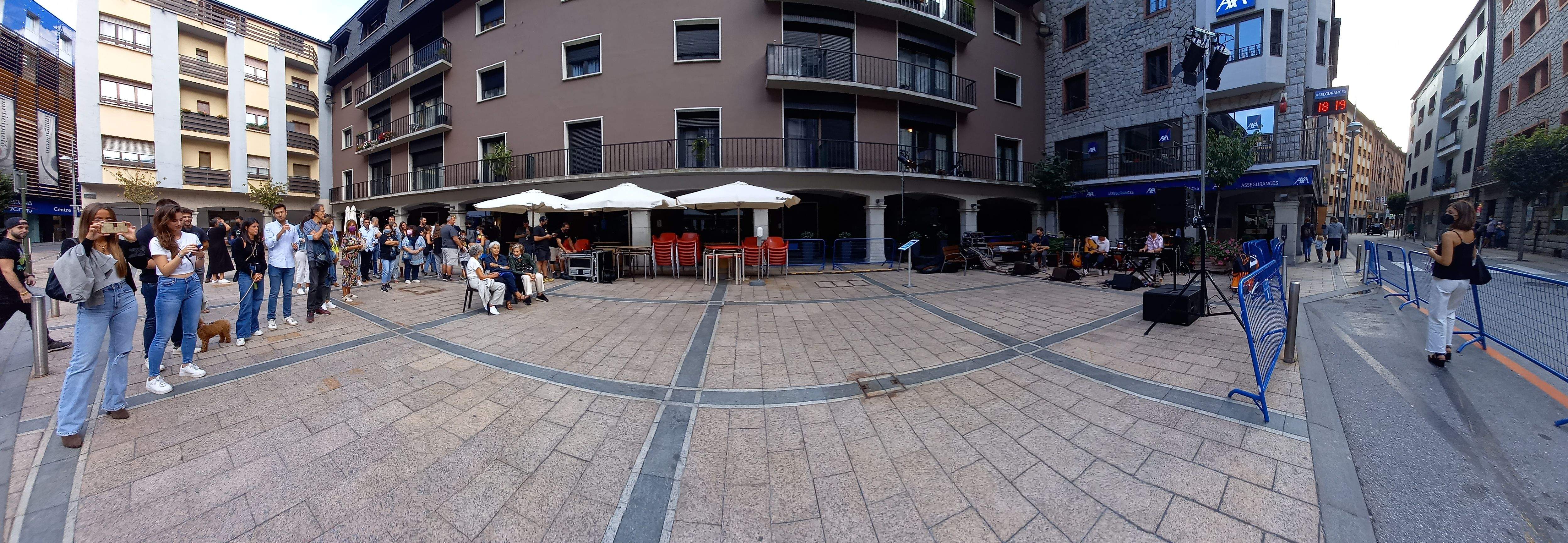 Marsol i un grup de visitants segueixen una actuació a la plaça Guillemó.