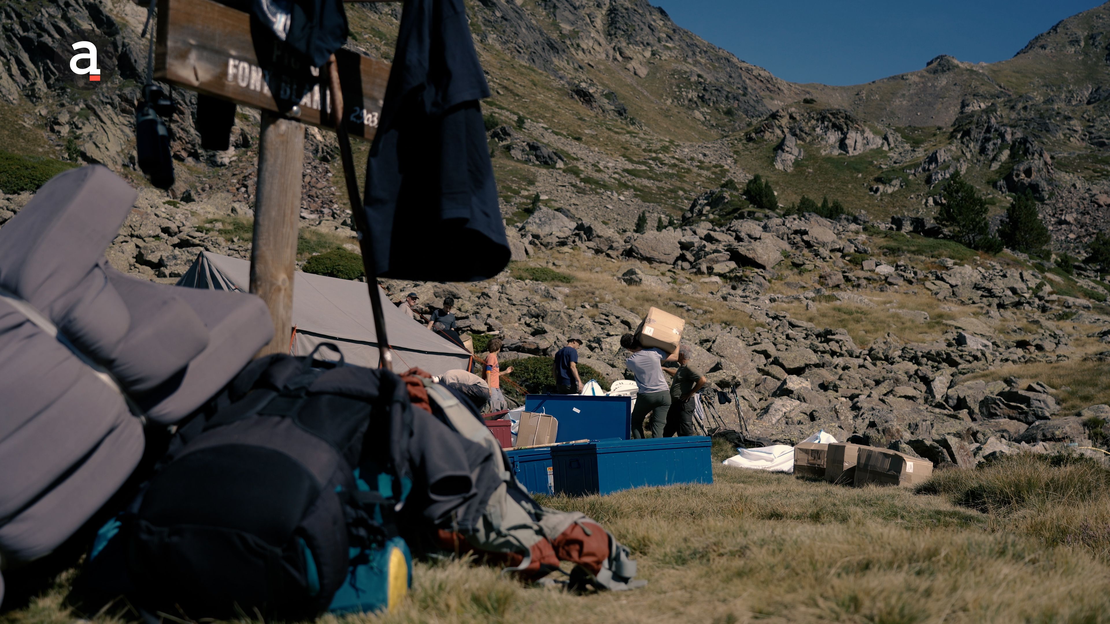 Un grup de caçadors preparant el material per anar a la muntanya. Un grup de caçadors preparant el material per anar a la muntanya.