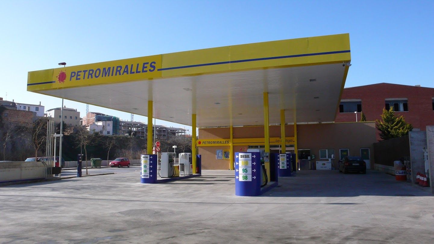 Una benzinera de la cadena Petromiralles.
