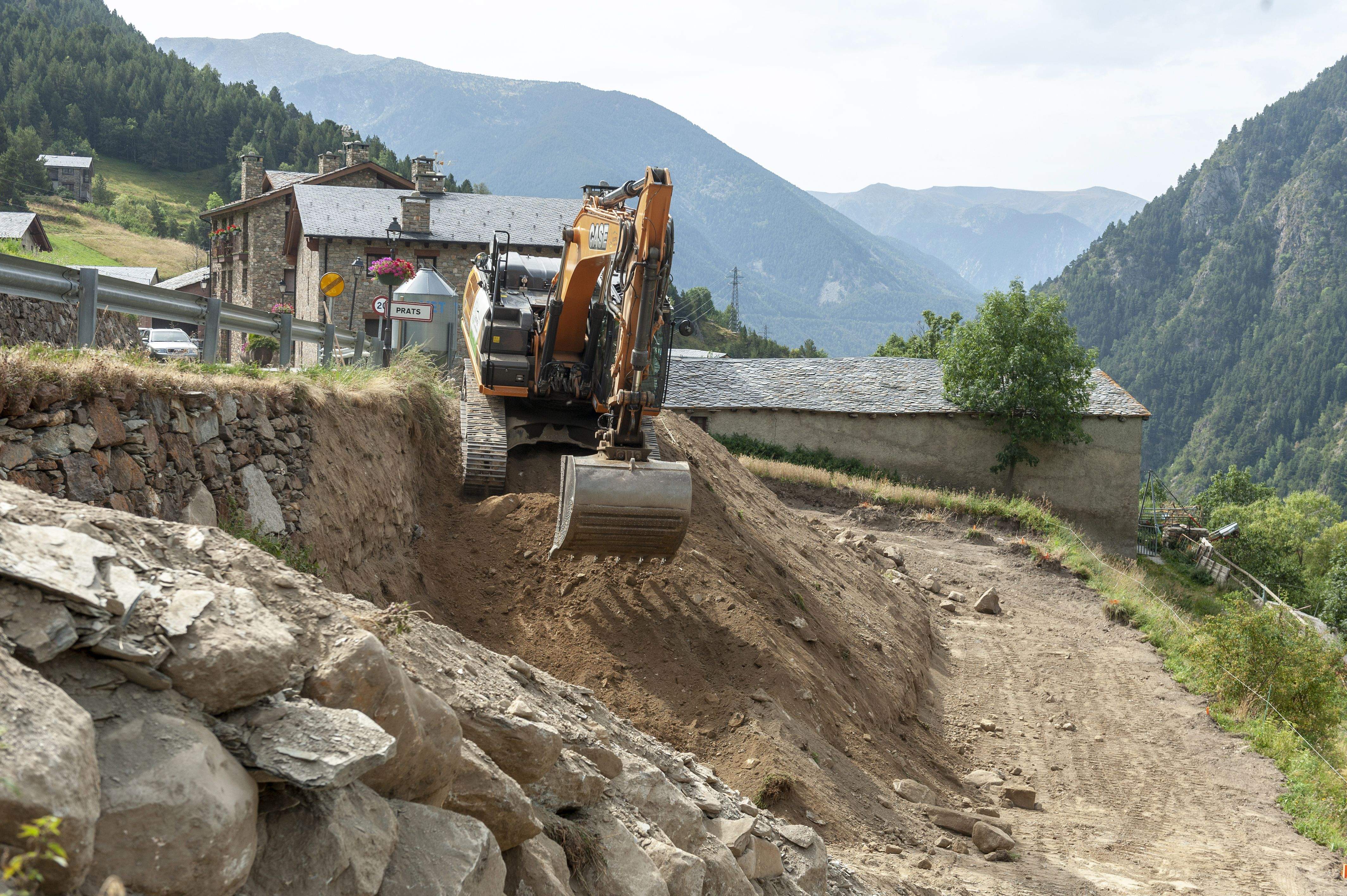 Les obres per fer el nou aparcament a Prats ja han començat.