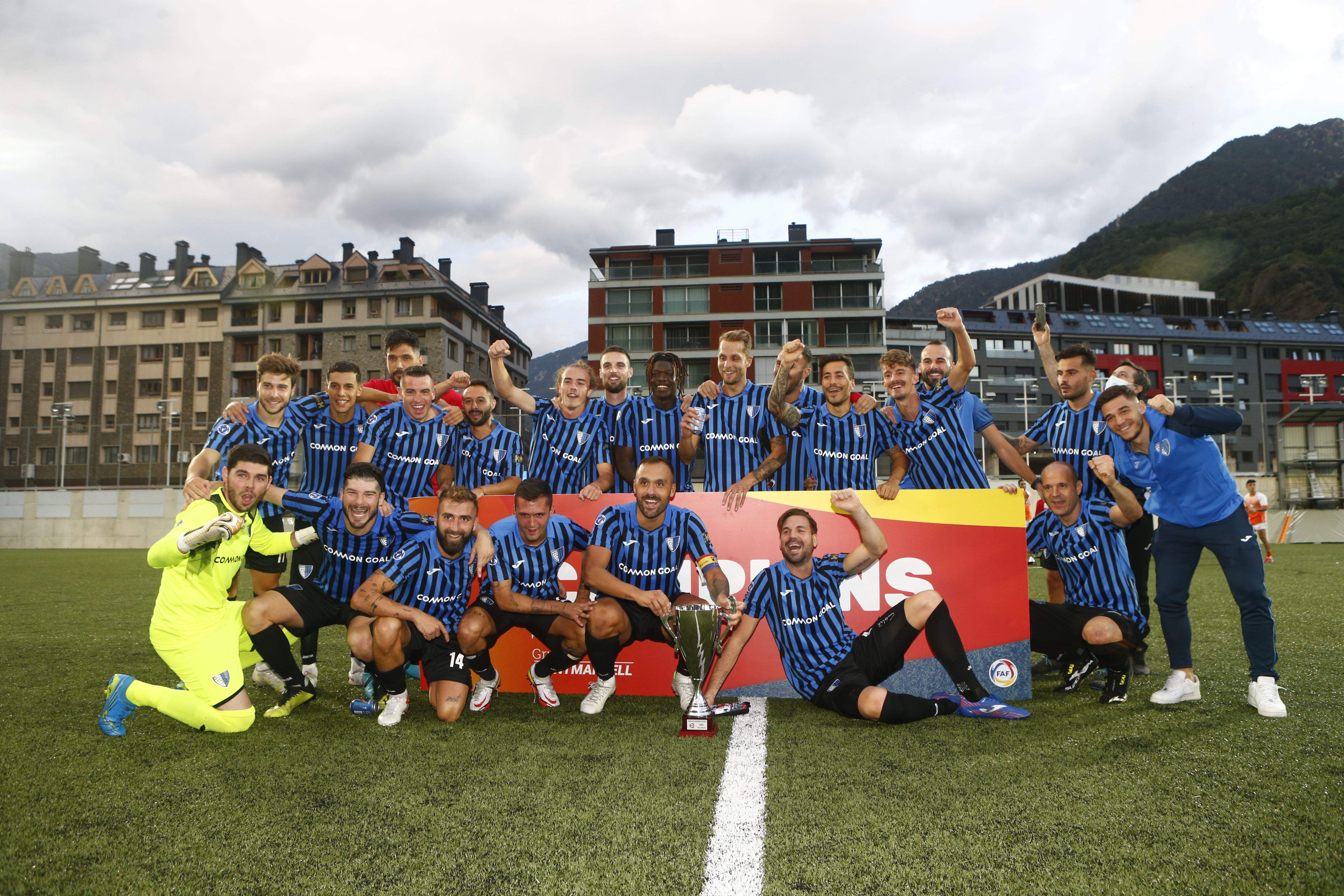 Els jugadors de l'Inter celebren el triomf.
