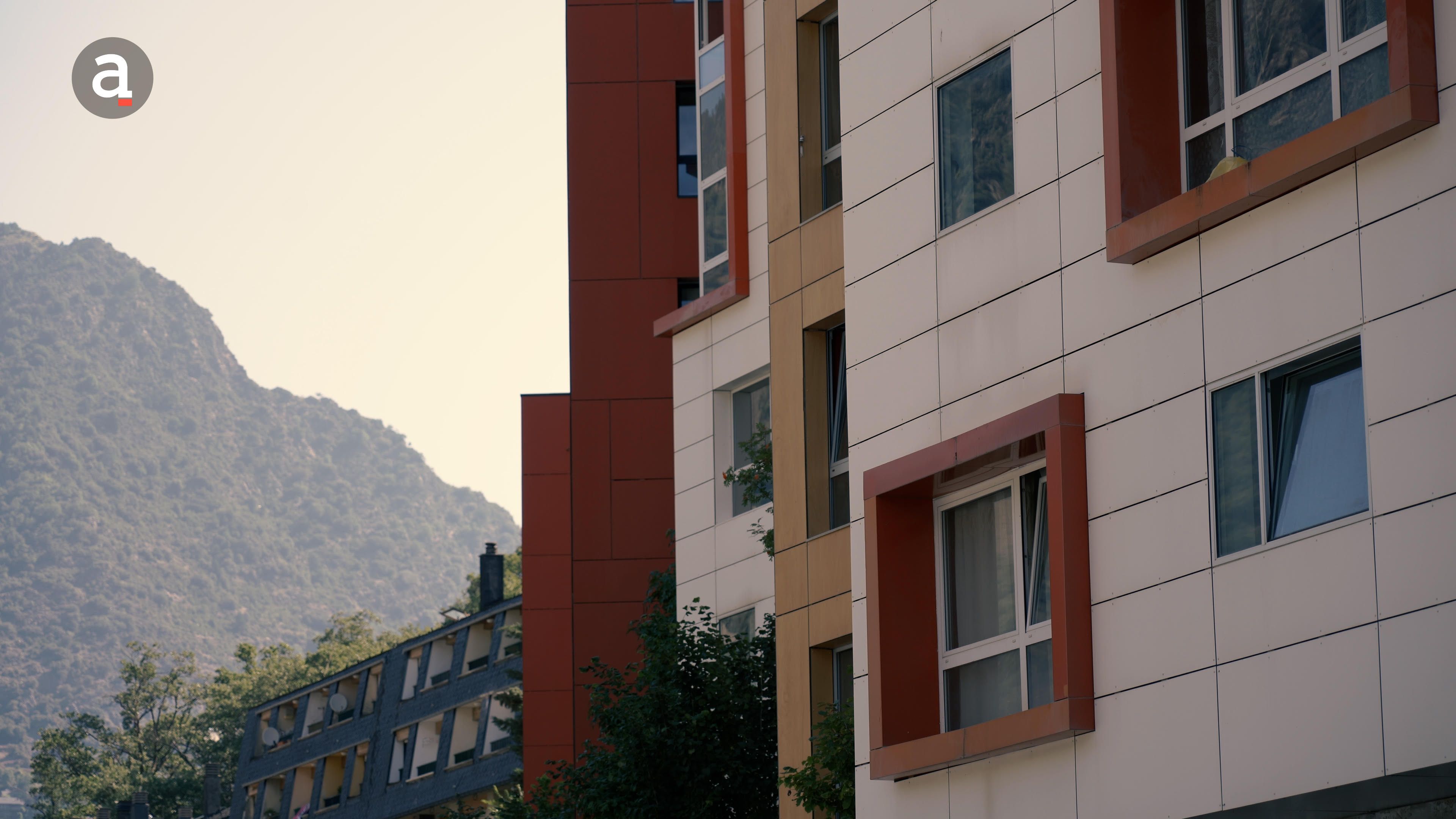 Detall de la façana del Jovial.