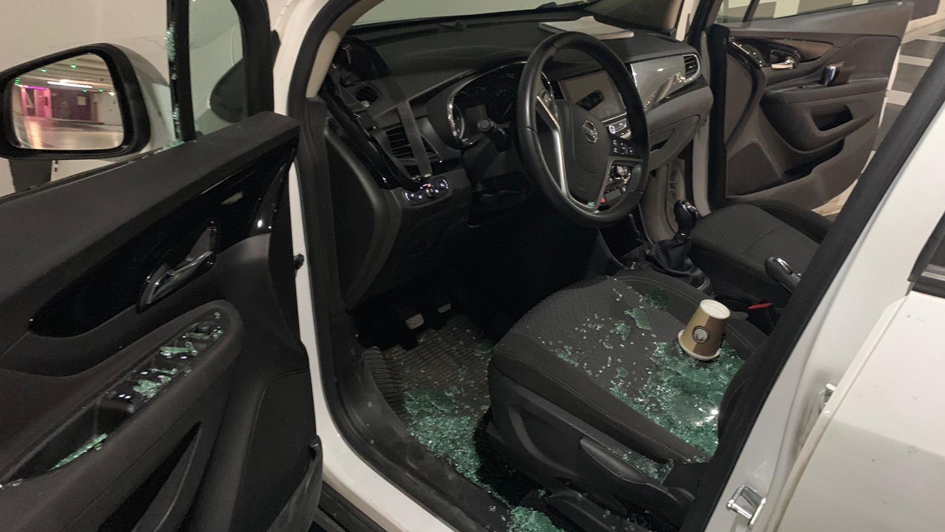 Un cotxe afectat per l'atac dels lladres.