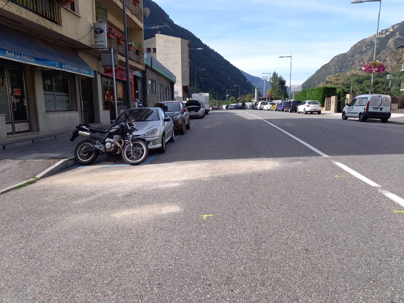 Imatge de la zona on ha passat l'accident amb la moto implicada estacionada al voral esquerre.