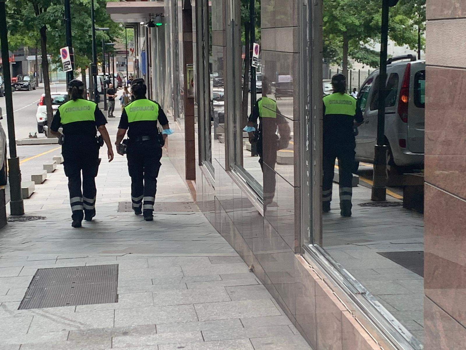 Dos agents de circulació caminant per Andorra la Vella