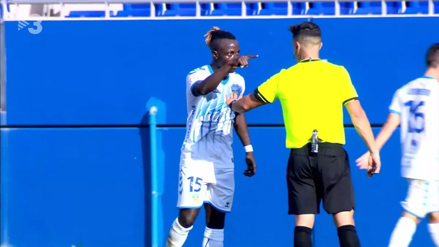 Moussa parla amb l'àrbitre queixant-se dels crits racistes.