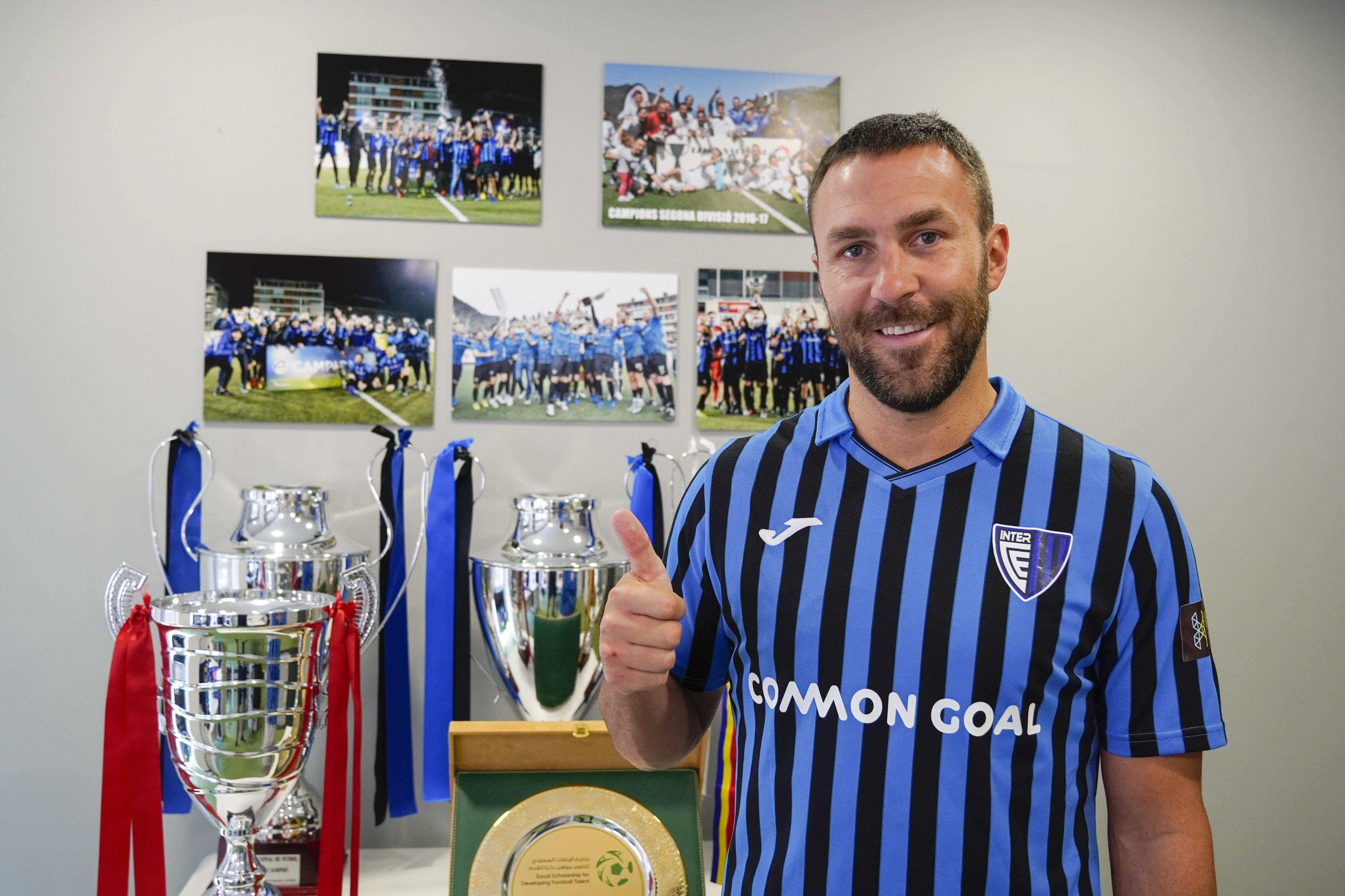 Víctor Casadesús posant amb la samarreta de l'Inter d'Escaldes.