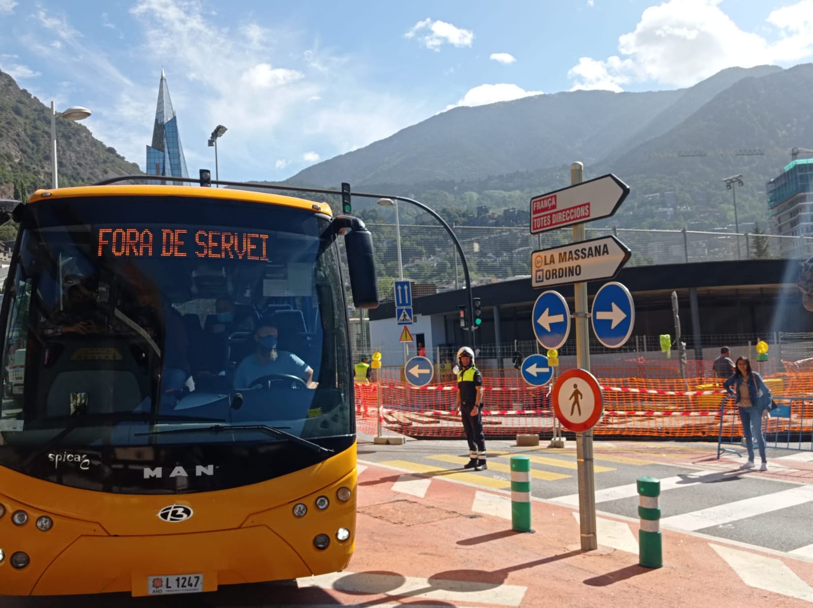 El autobús que ha fet les proves baixant per l'avinguda Esteve Albert