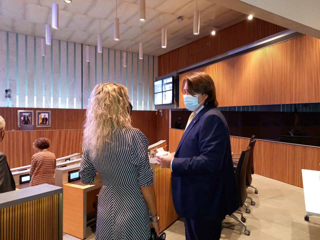 Naudi conversa amb la consellera liberal Eva López, abans de la sessió.