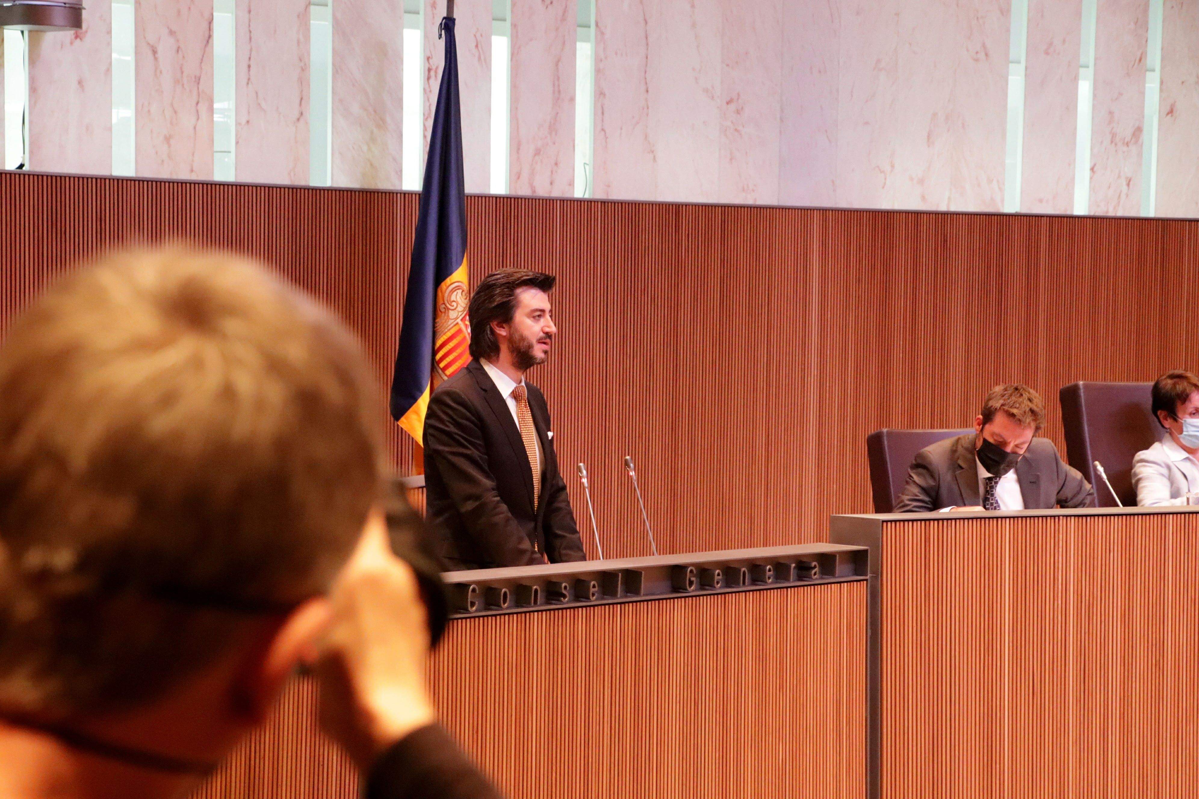 Un fotògraf pren imatges d'Ensenyat durant la seva intervenció.