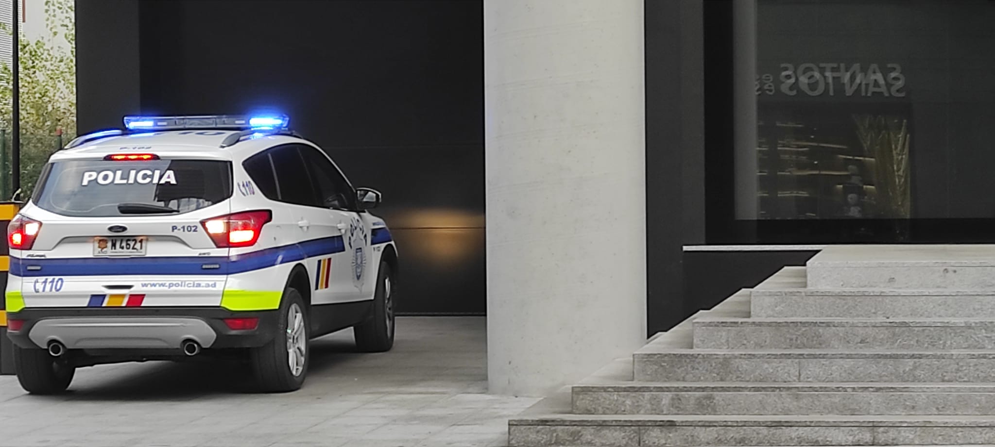 Un vehicle policial accedint en les dependències judicials.