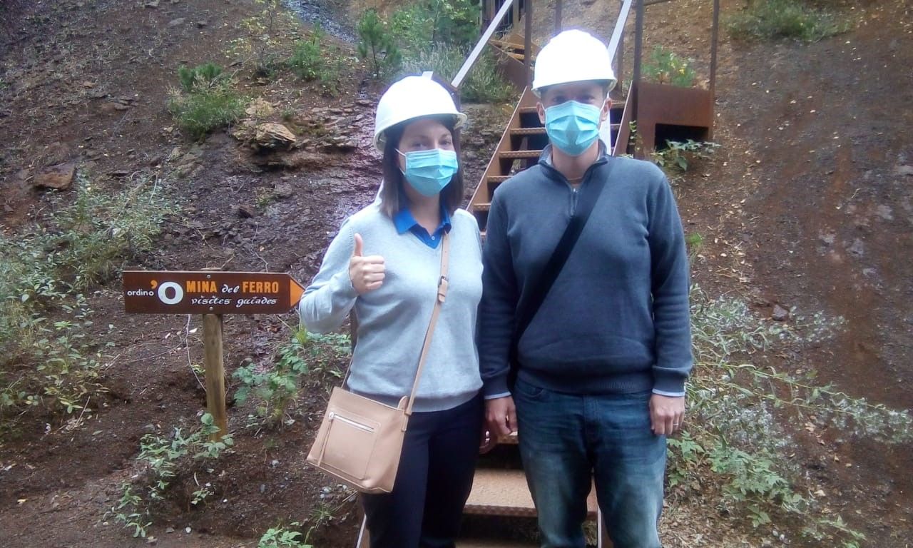 Una parella de visitants a la mina.