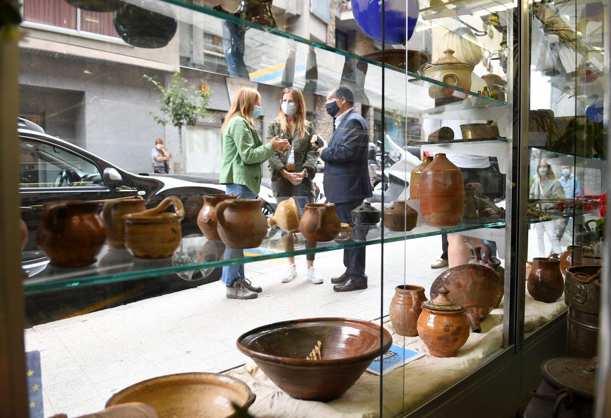 L'aparador de Ca l'Isidre, a Sant Julià, amb les autoritats al fons.