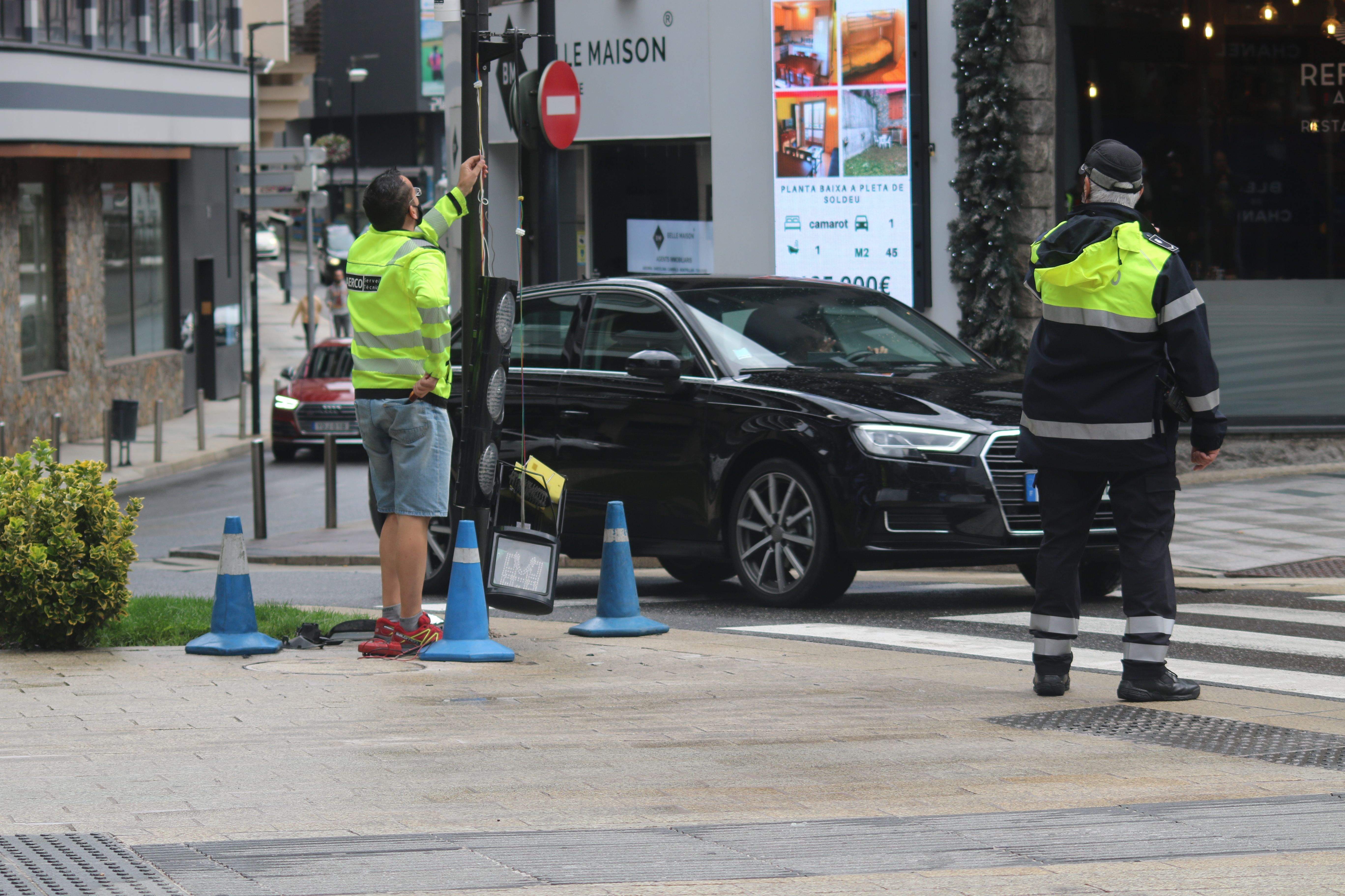 Un tècnic d'AERCO avaluant la situació amb el semàfor penjant.