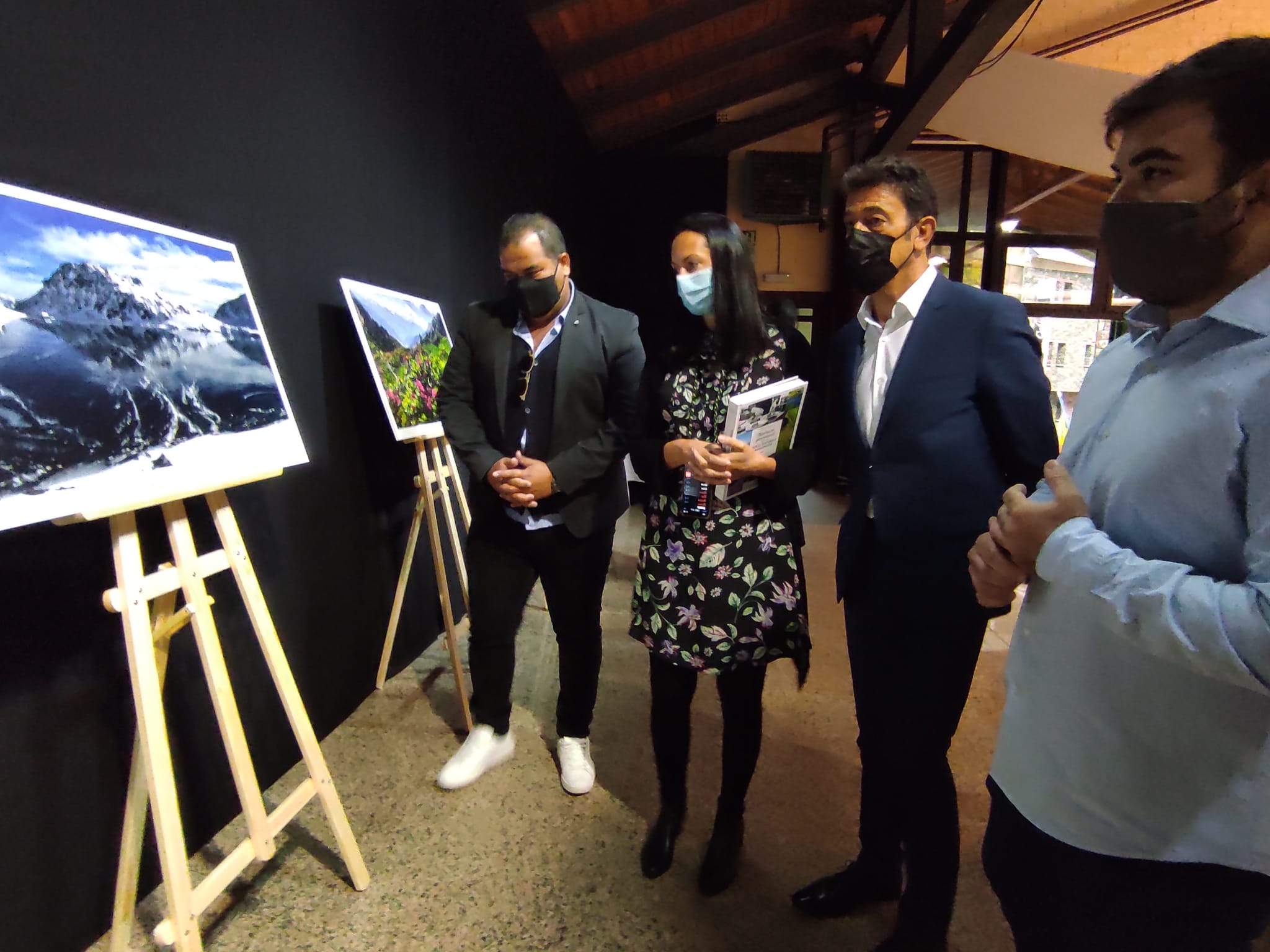 Representants dels quatre parcs mirant l'exposició de fotos del Parc Pirinenc de les Tres Nacions.