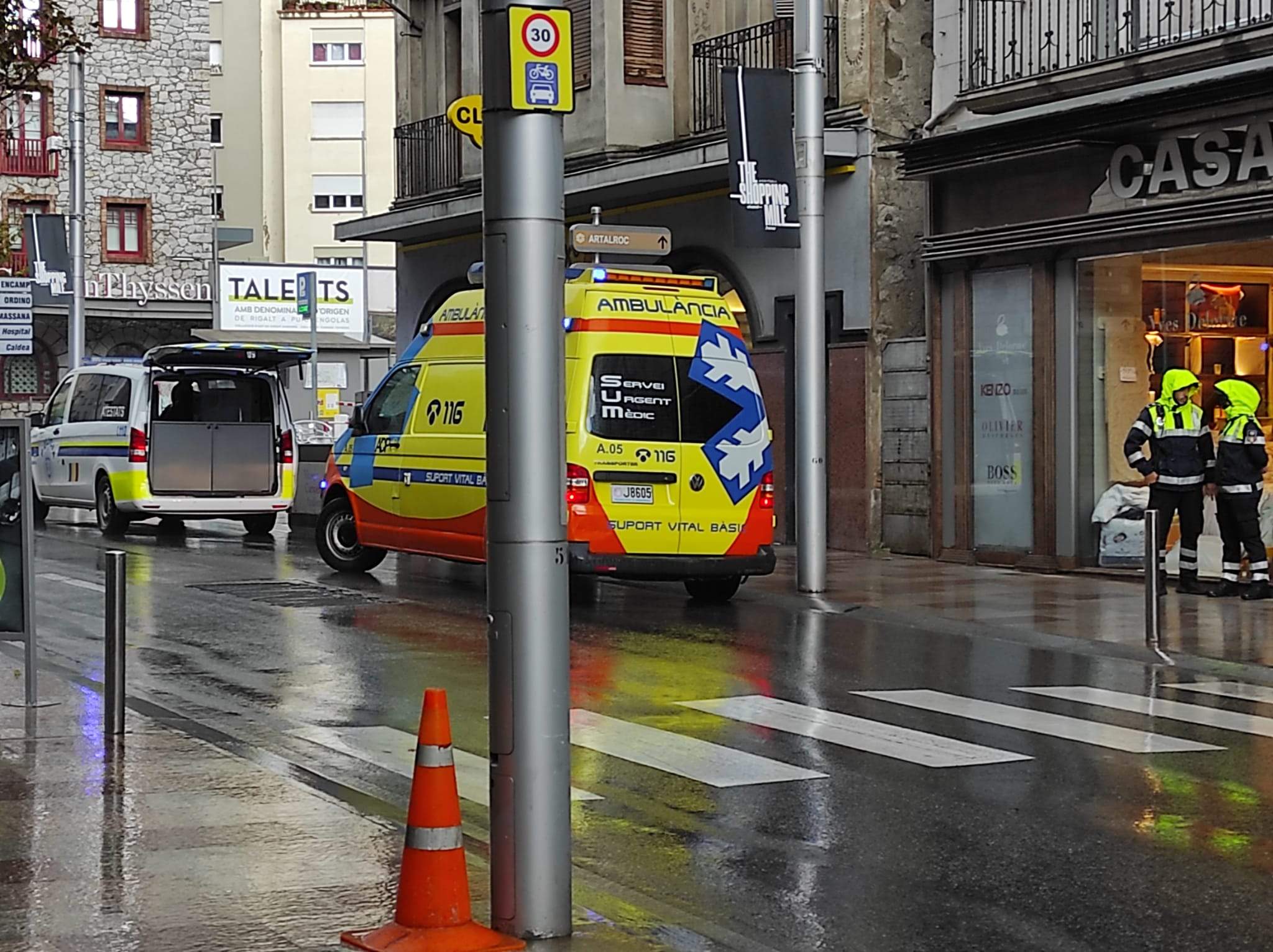 El furgó d'atestats, l'ambulància i agents de circulació al lloc dels fets.