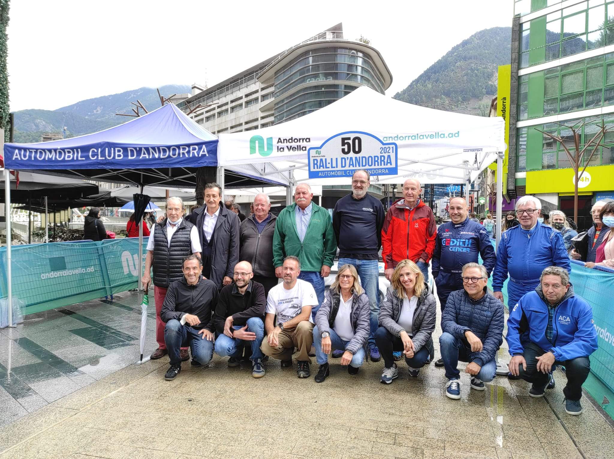 Els pilots llorejats anteriorment en la foto de família.