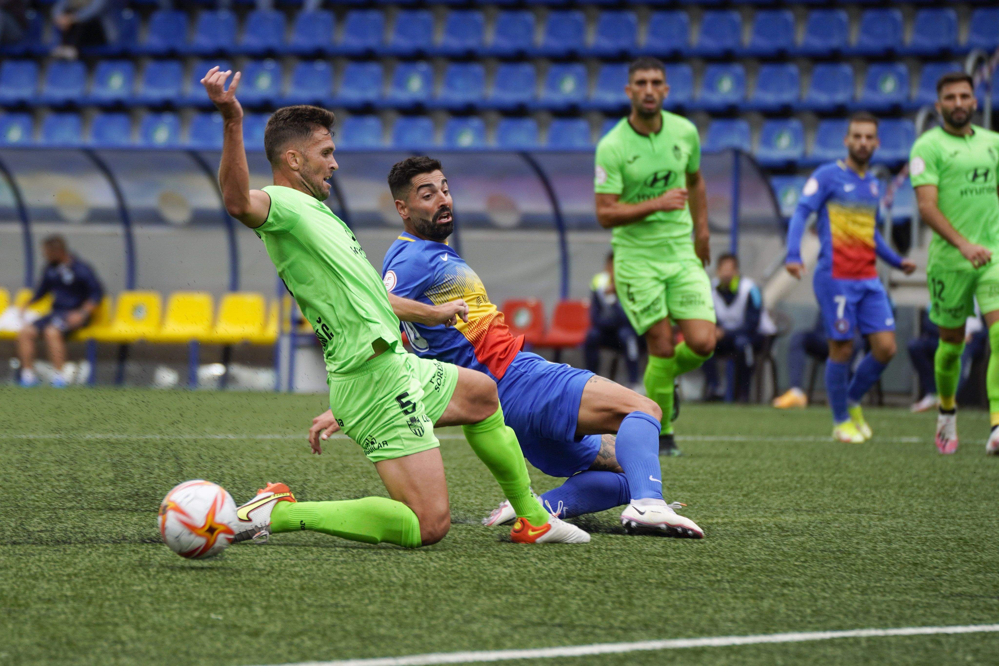 Carlos Martínez es llença a per una pasada de Marc Fernández.