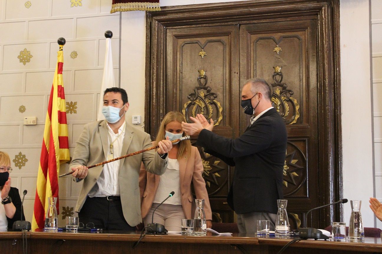 Francesc Viaplana rep el bastó de comandament de mans de Jordi Fàbrega.