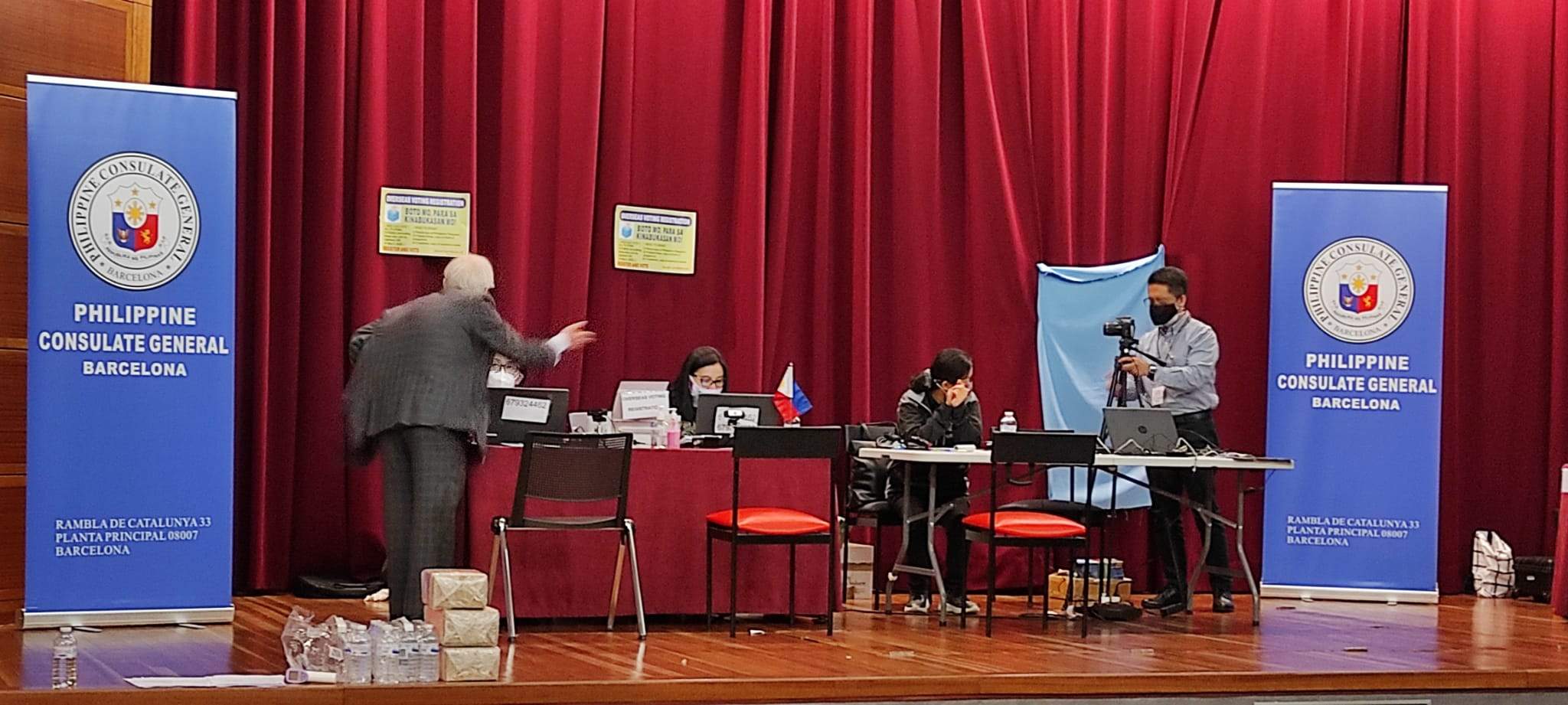 Els funcionaris del consolat filipí a Barcelona a l'escenari de la sala d'actes del comú d'Escaldes.