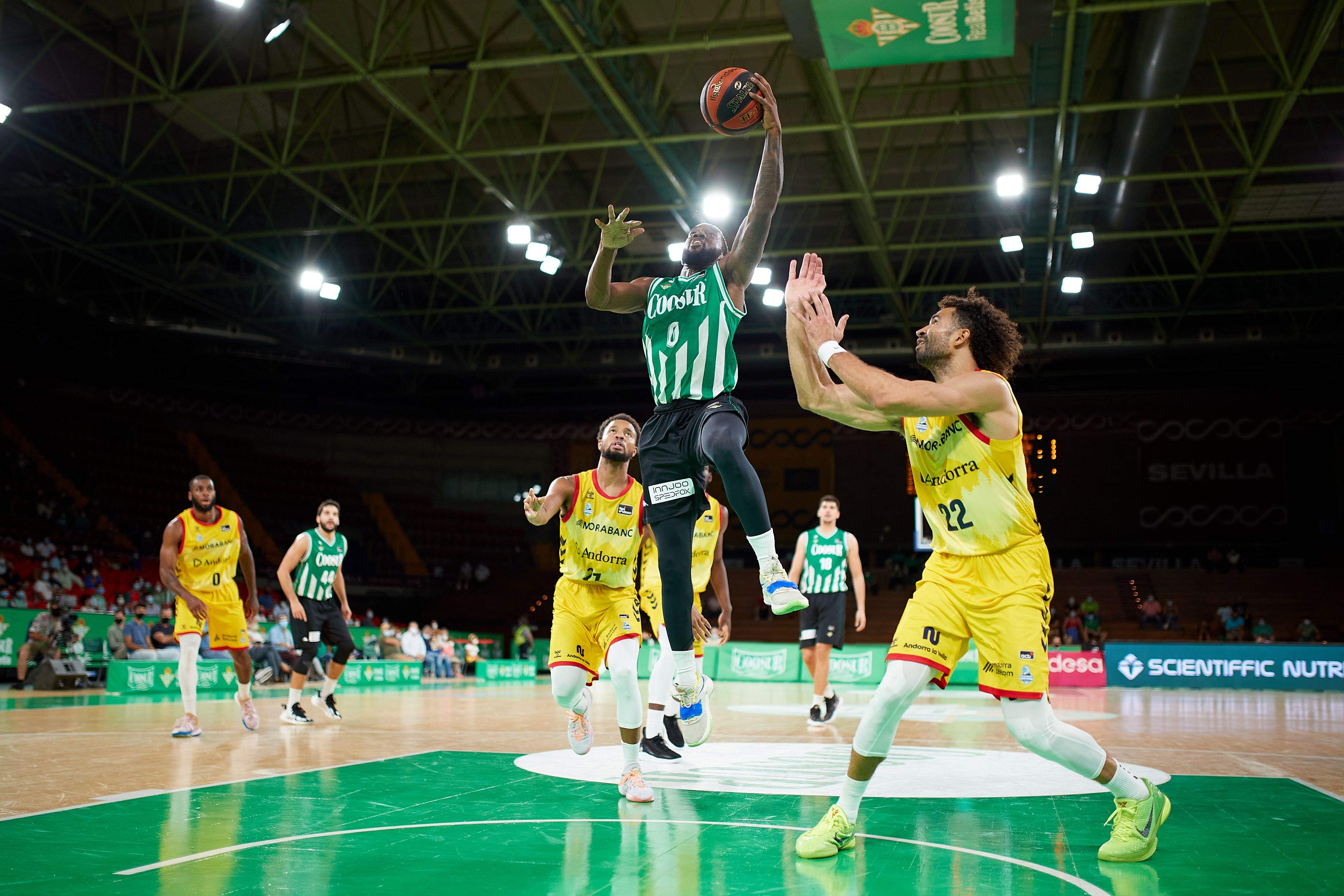 Carrington penetra a cistella per anotar un dels seus bàsquets decisius.