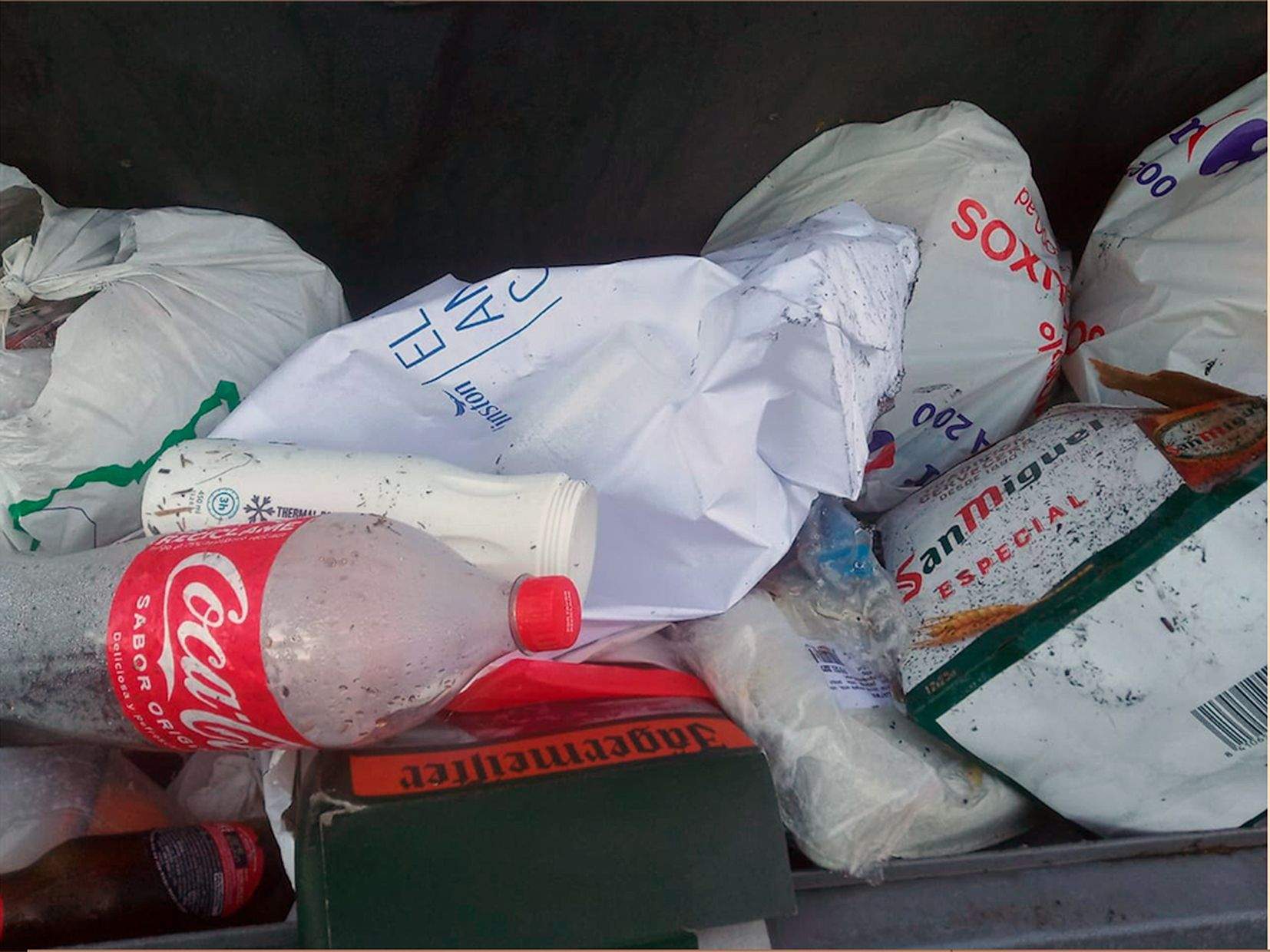 Brossa procedents de botellots al berenador del Coll de la Plana.