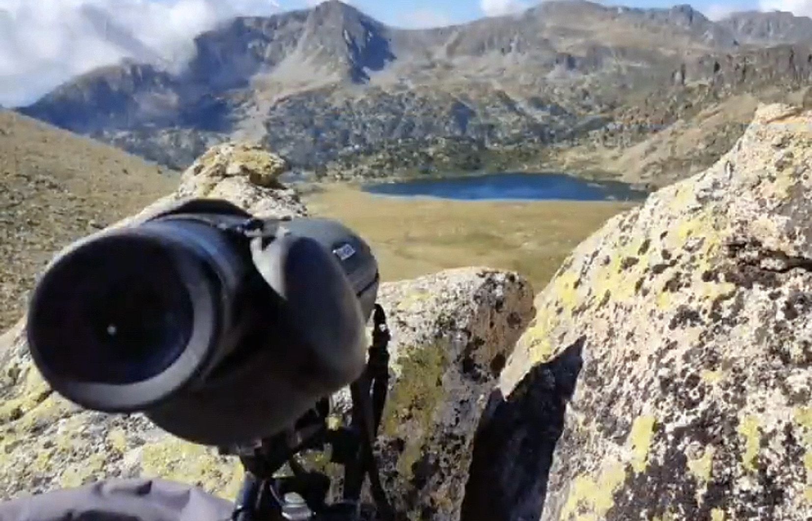 Uns dels prismàtics amb els quals els banders controlen els caçadors. Uns dels prismàtics amb els quals els banders controlen els caçadors.