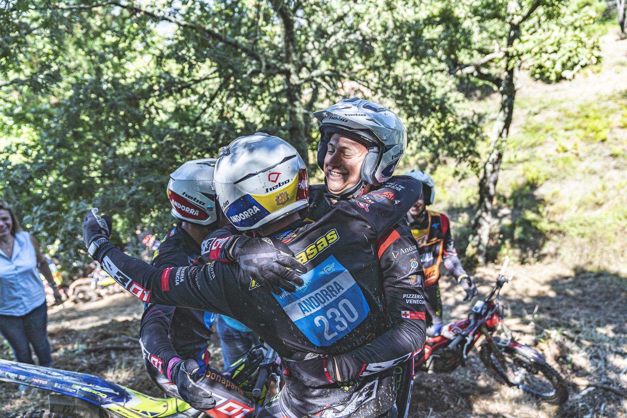 Pilots i col·laboradors celebren el resultat damunt el circuit mateix.