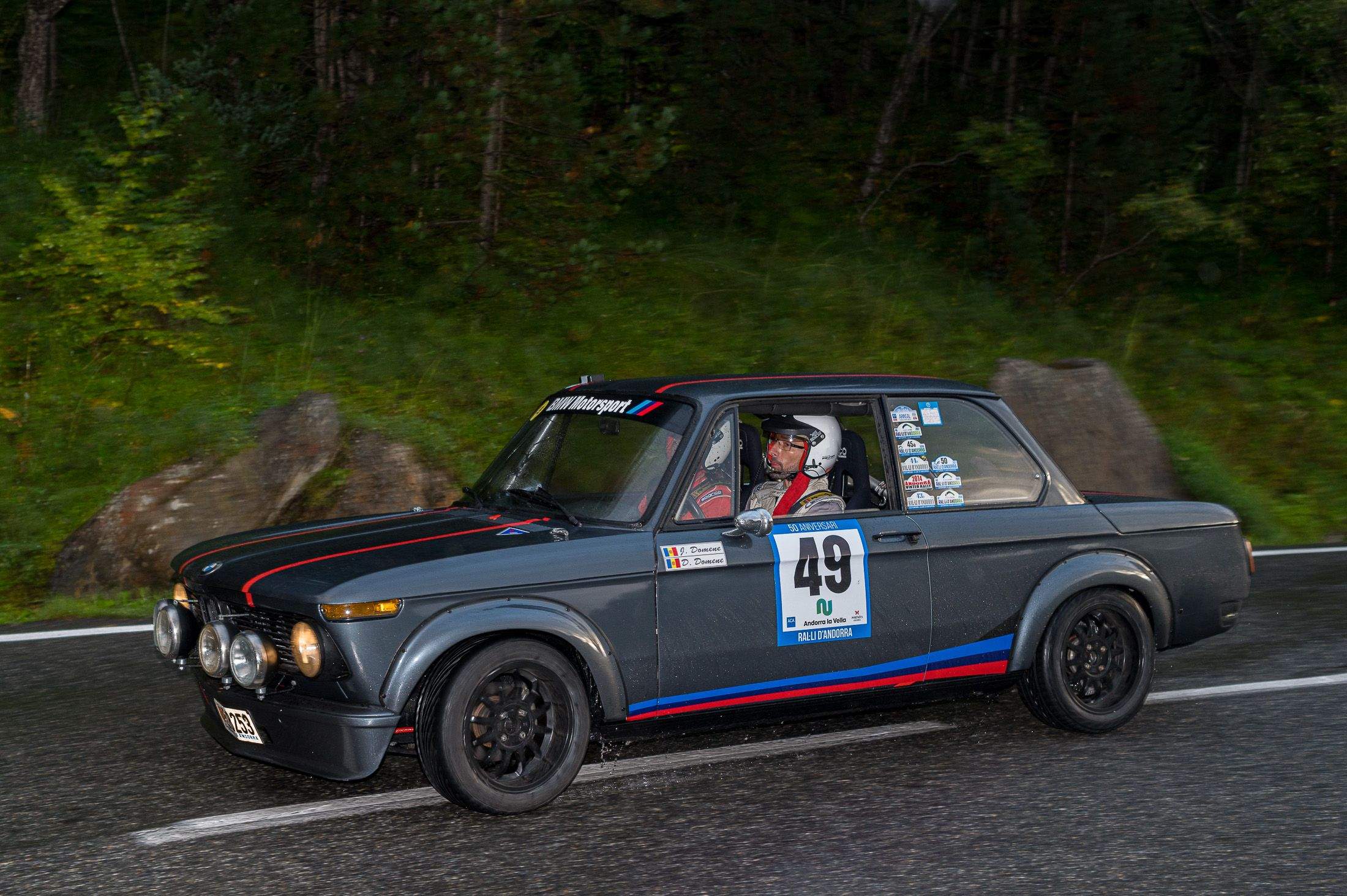 Els germans Domene al volant del BMW 2002.