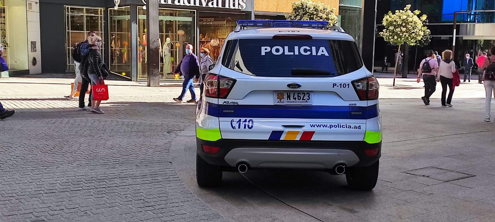 Un vehicle policial al bell mig de l'avinguda Meritxell.
