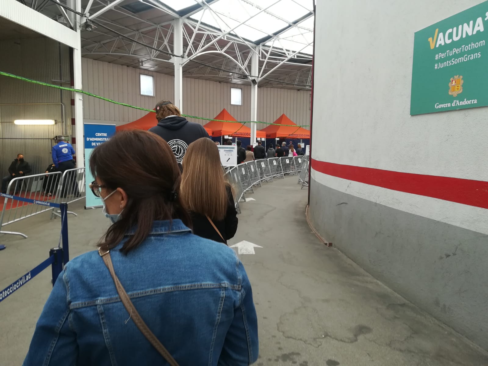 Gent esperant el torn al centre de vacunació aquest dilluns.