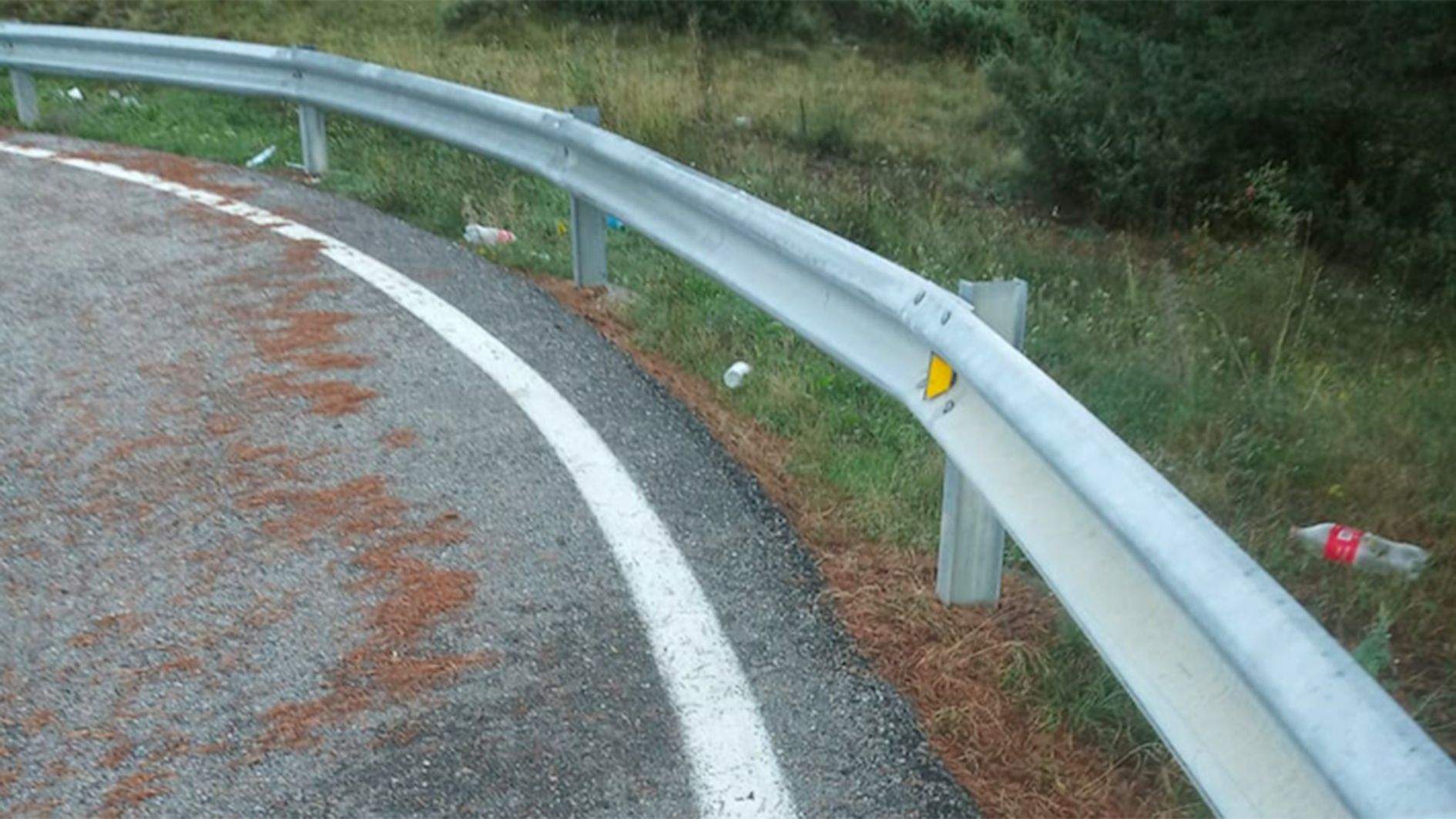 Alguns envasos abandonats al voral de la carretera d'Aixirivall.