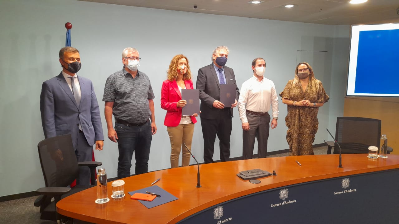 Els participants en l'acte de signatura, aquest dilluns.