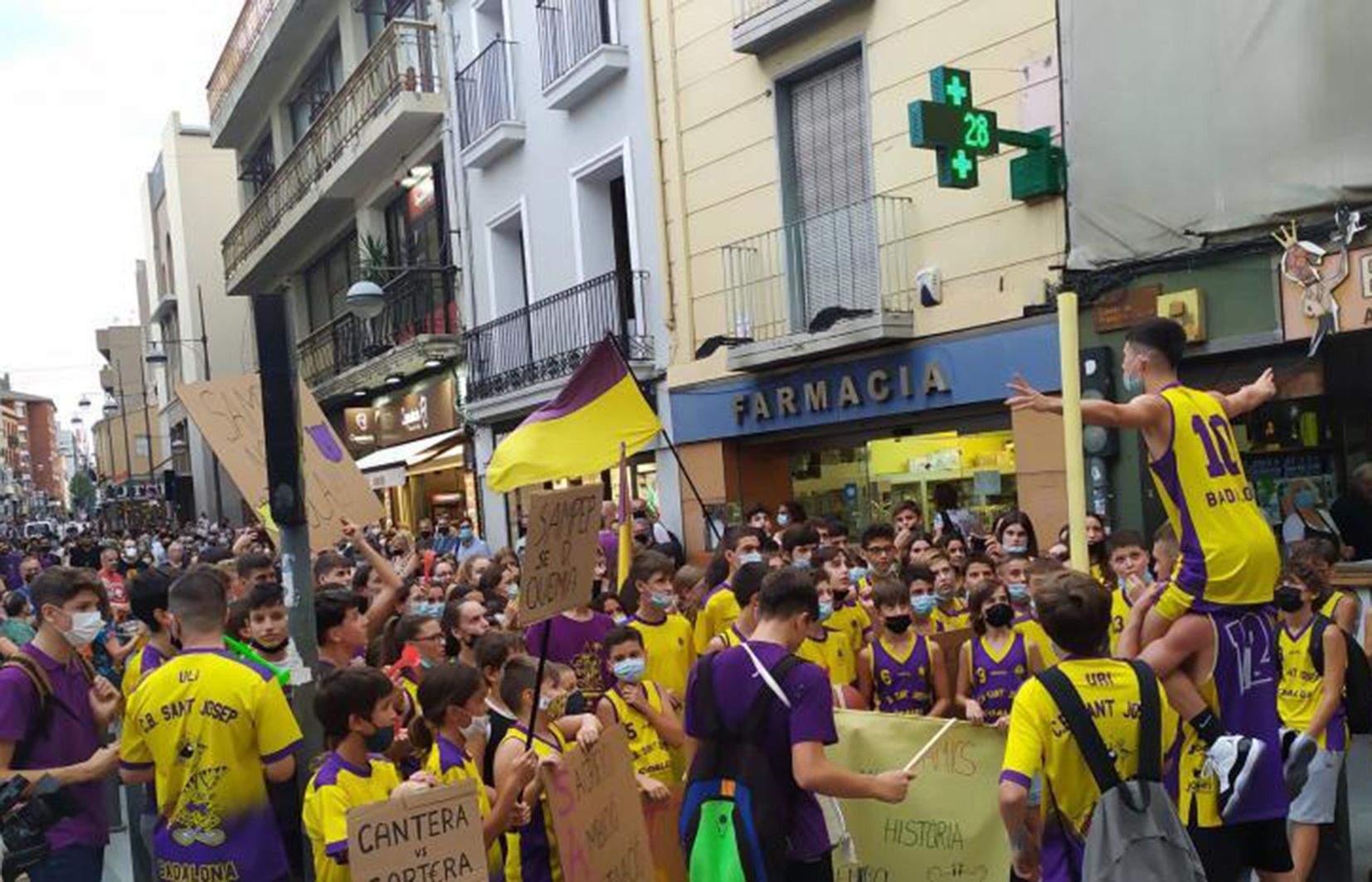 Jugadors del Sant Josep en una concentració al carrer.