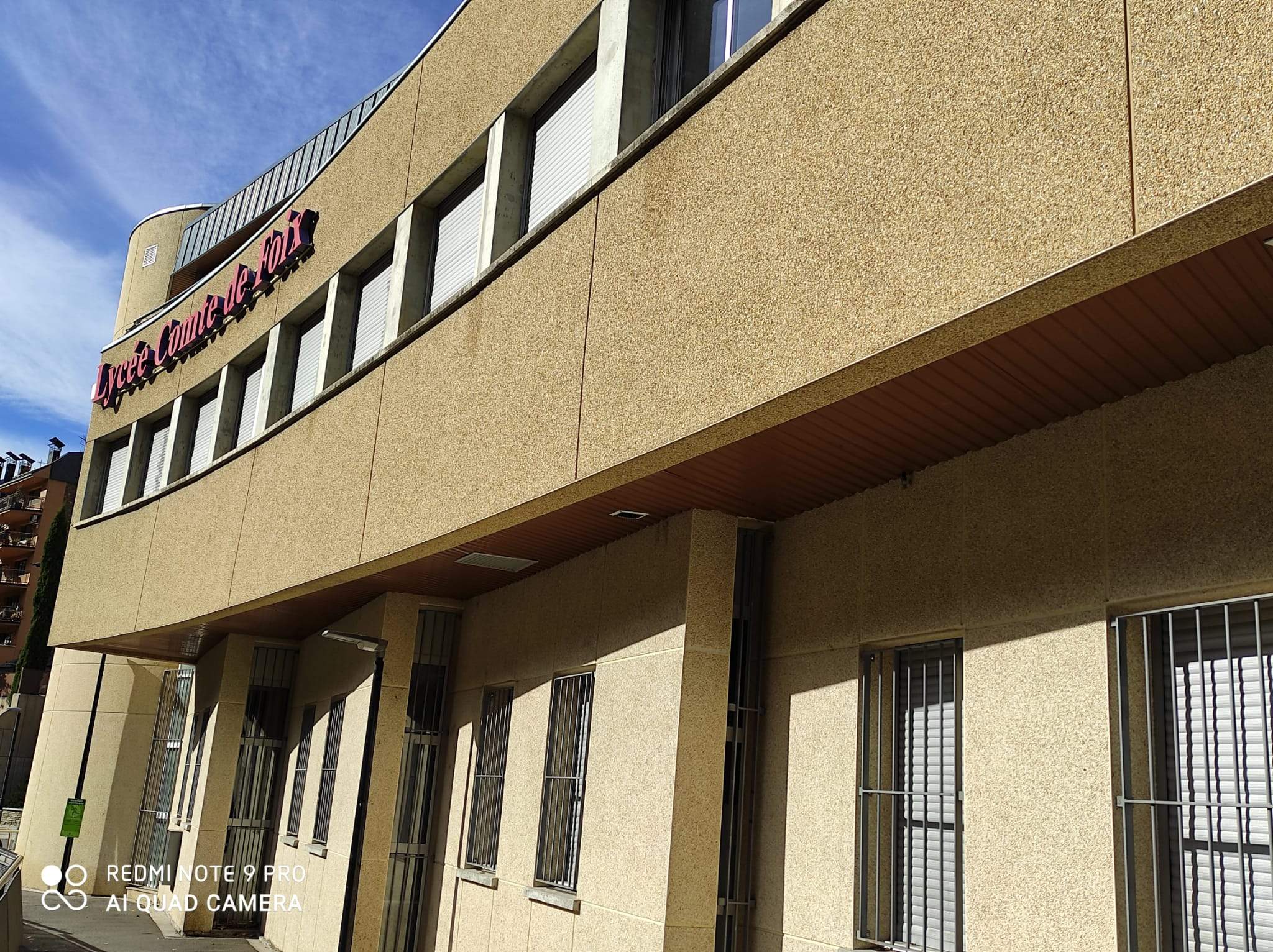 Una imatge de l'exterior del Lycée.