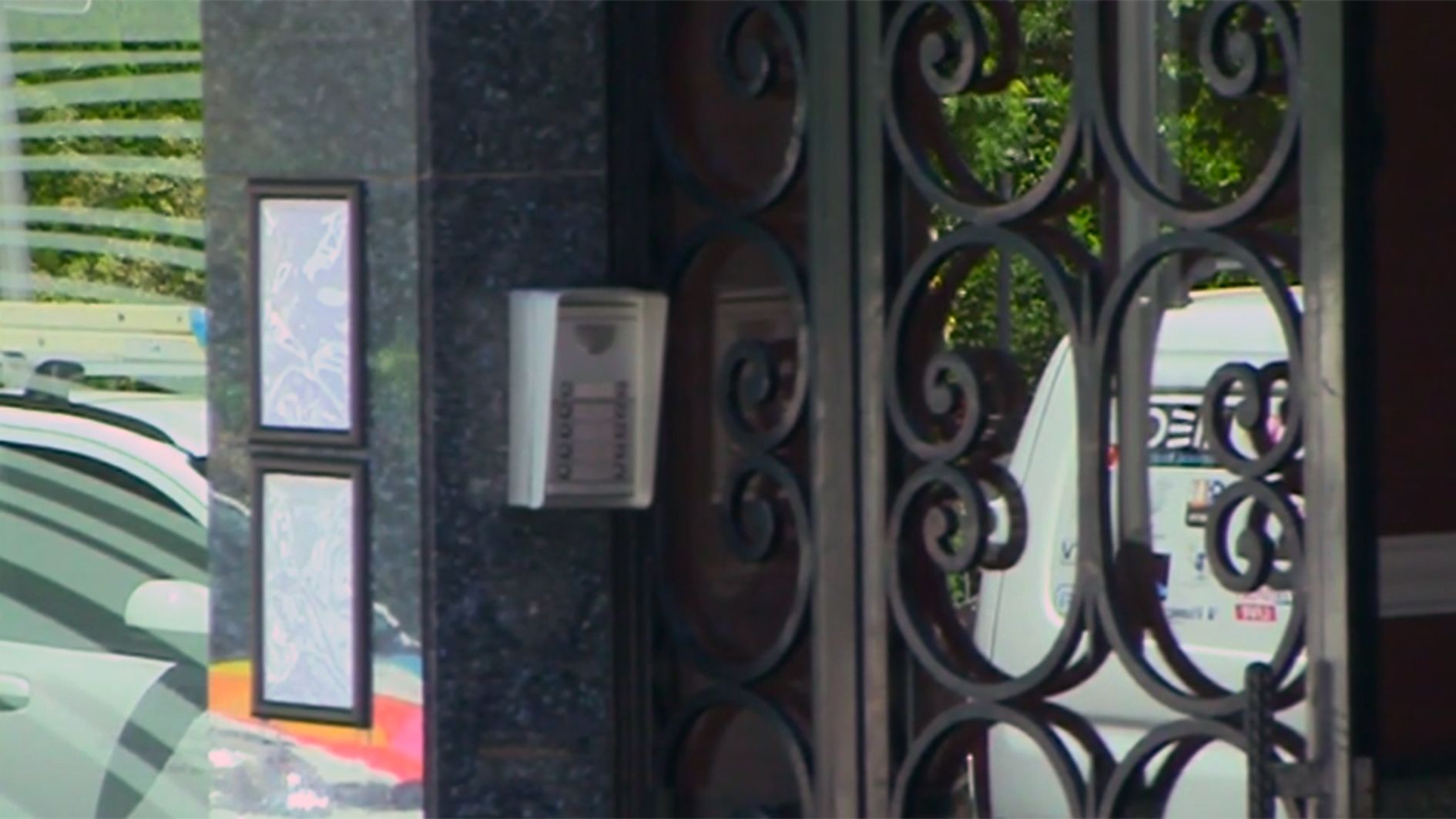 Una imatge del portal de l'edifici on van succeir els fets.