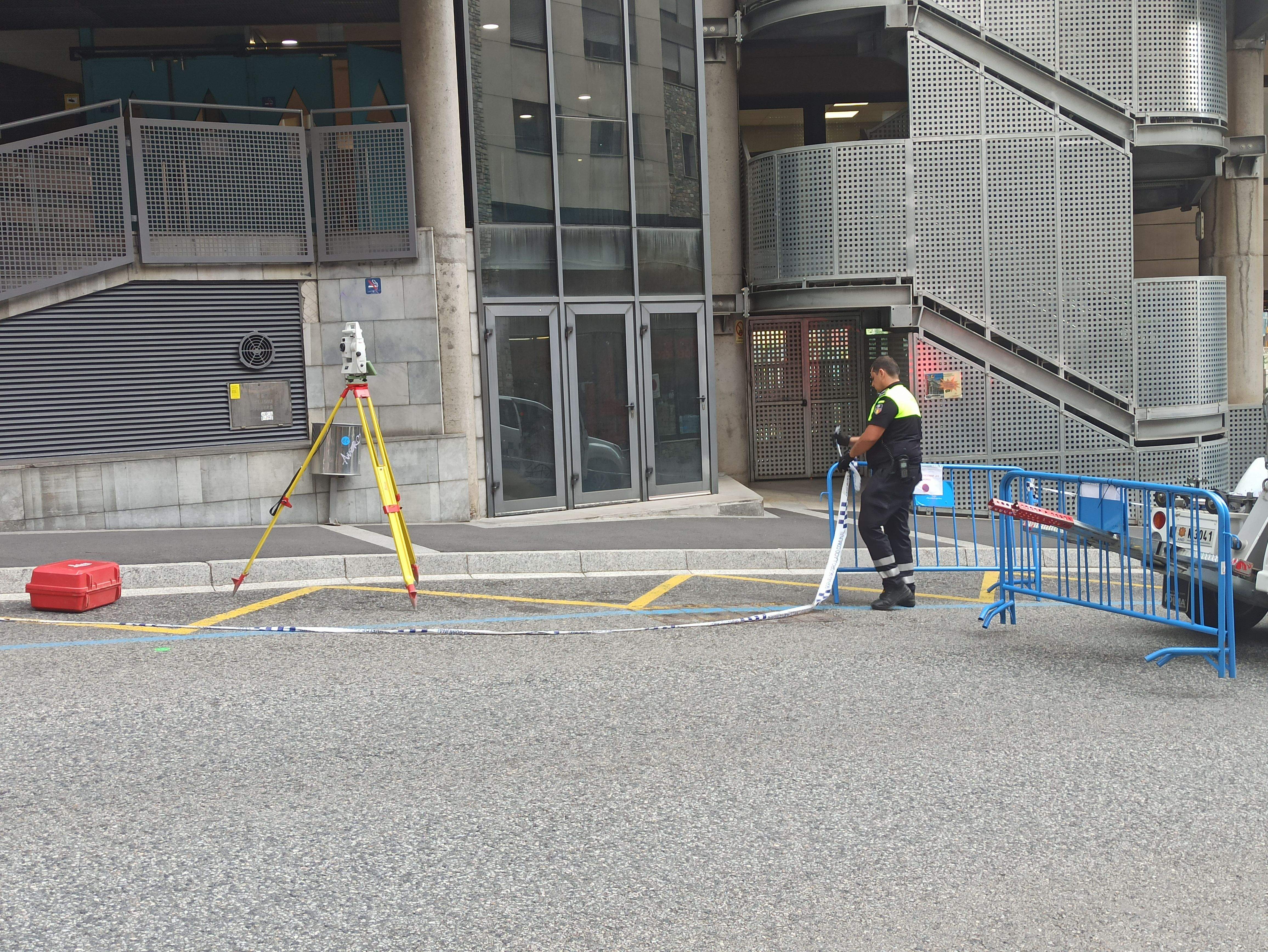 Un agent treballant a l'avinguda Fiter i Rossell