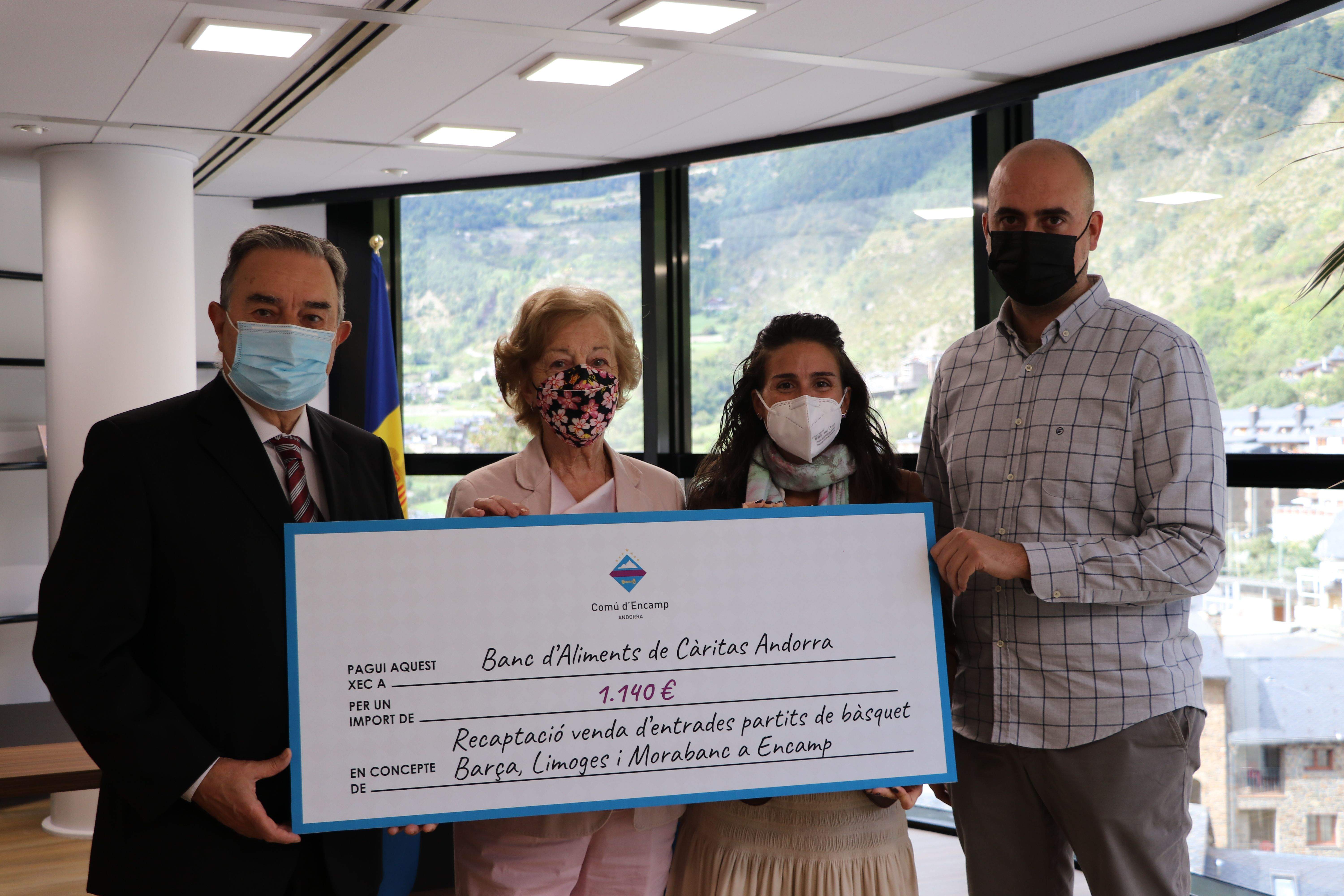 Moment de la donació del xec  a Càritas