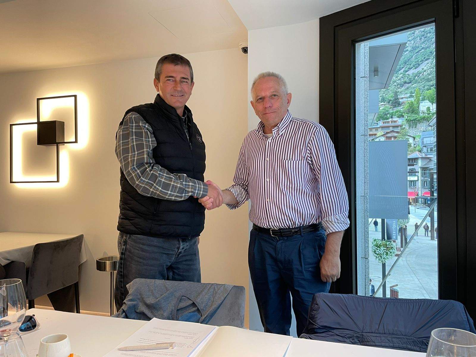 L'acte de signatura de la renovació.