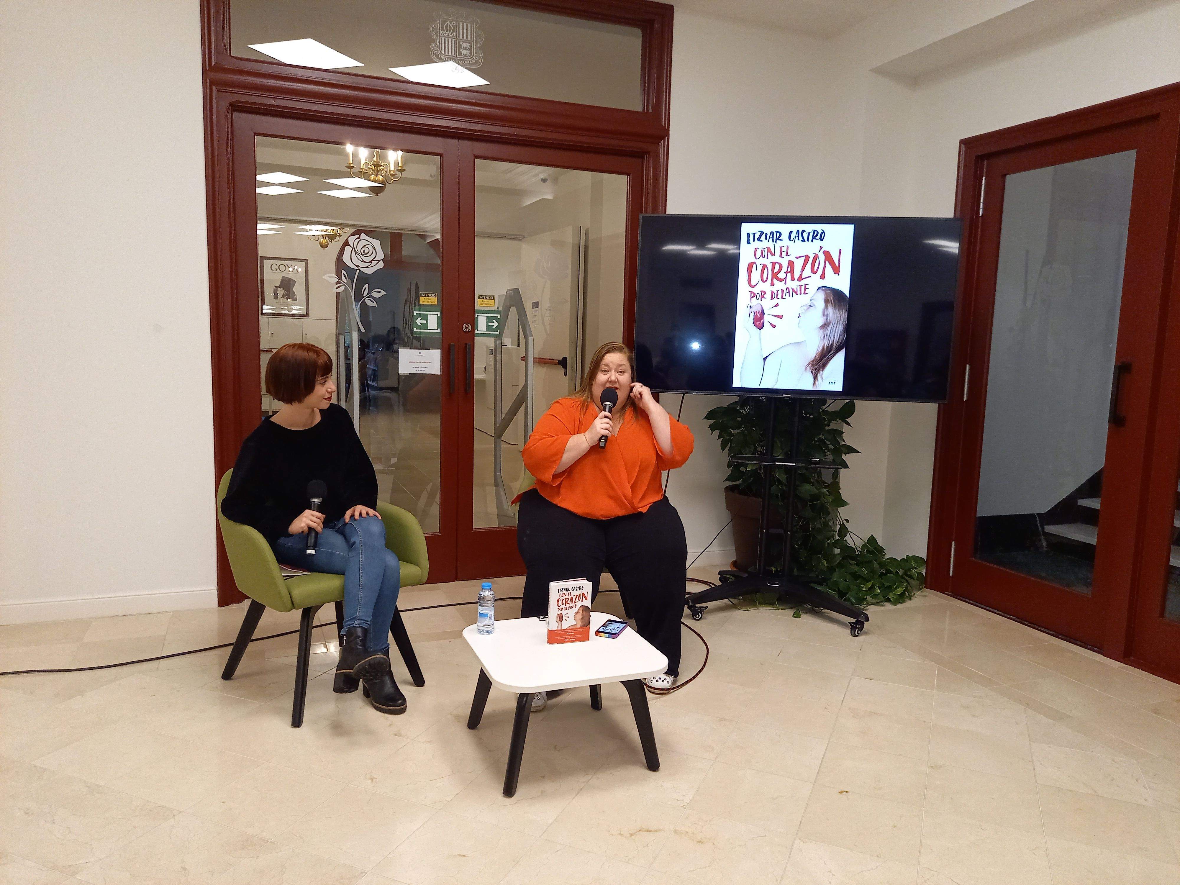 Riera i Itziar Castro durant l'acte.