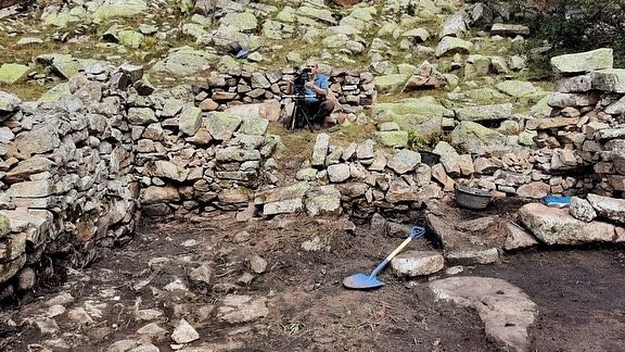 Un detall de la zona on s'està intervenint. La portaveu del Sindicat, Rebeca Bonache.