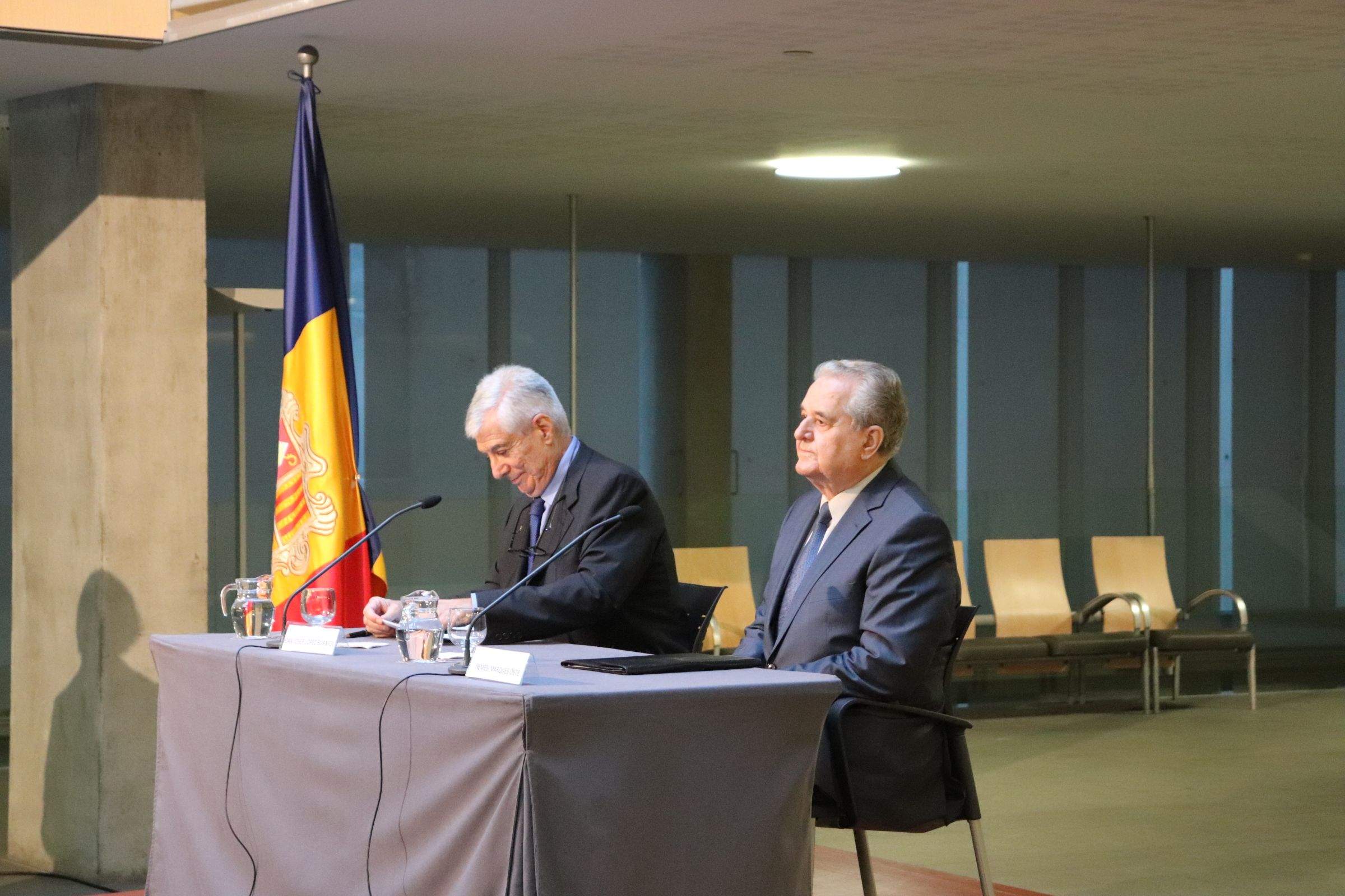 Joan Josep López Burniol i Nemesi Marqués durant la presentació del llibre.