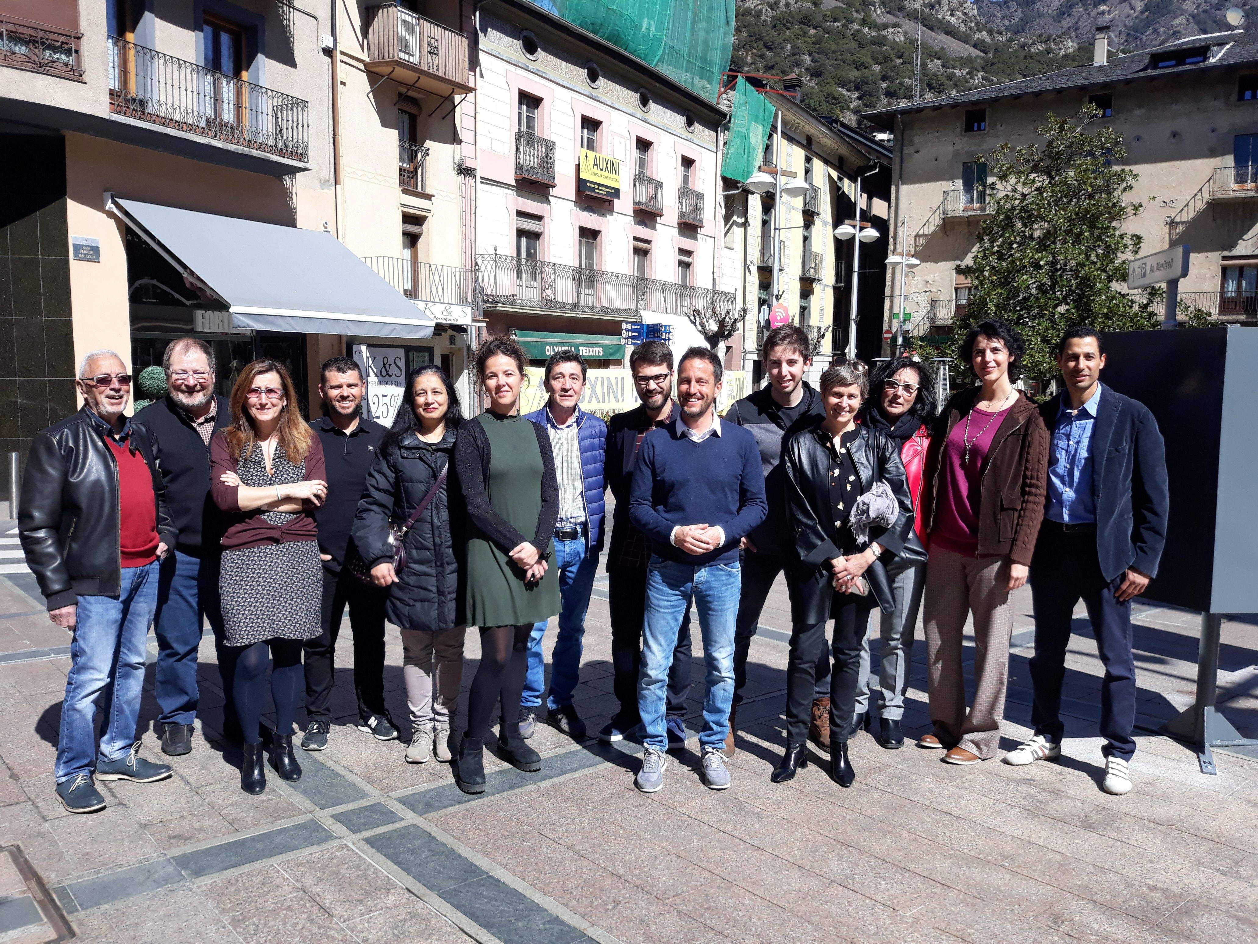 Cherkaoui, el primer per la dreta, durant l'acte d'enganxada de cartells.