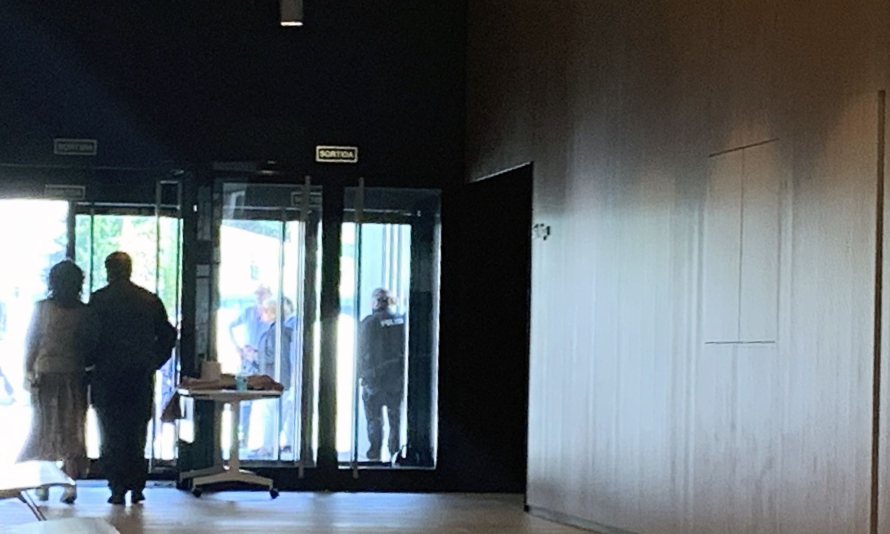 Els dos advocats que es reparteixen la representació de Govern sortint de la Seu de la Justícia en un recés.