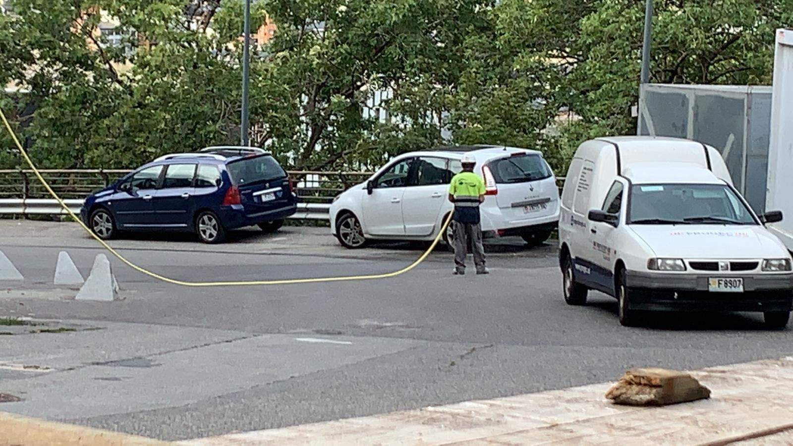 Un operari netejant a la zona.
