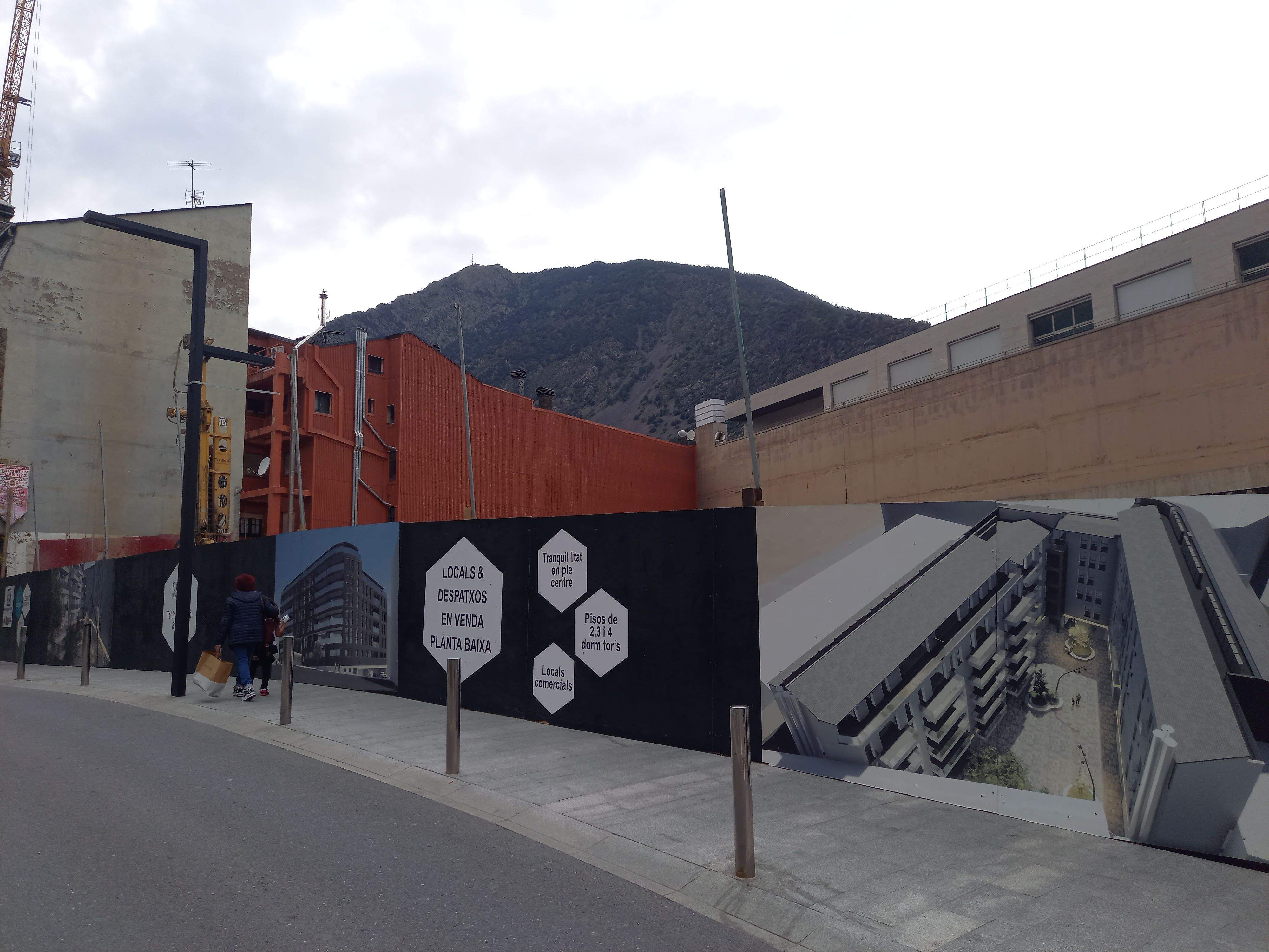 La parcel·la on s'està construint el futur edifici de despatxos.