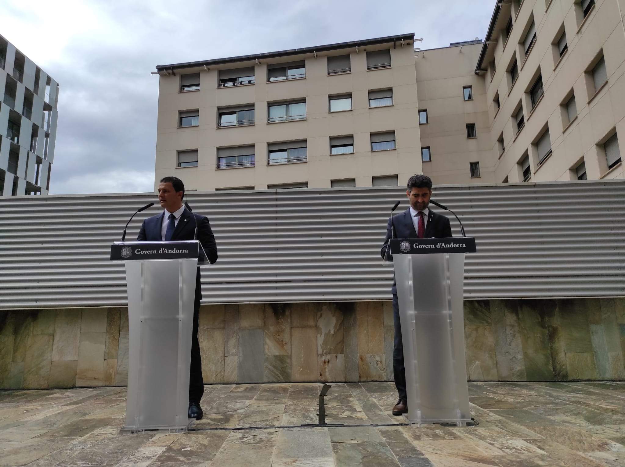 Jordi Gallardo i Jordi Puigneró han comparegut a la terrassa de l'edifici administratiu del Prat del Rull.