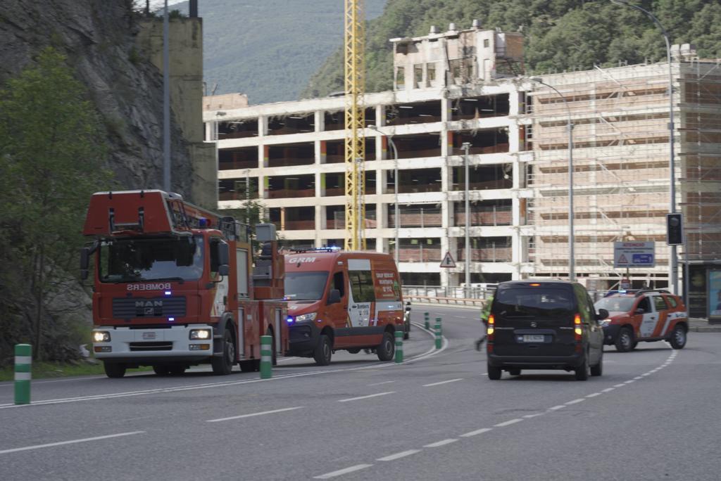 Els bombers marxant de les obres de l'antic Punt de Trobada el dia de l'accident mortal registrat el setembre del 2021.
